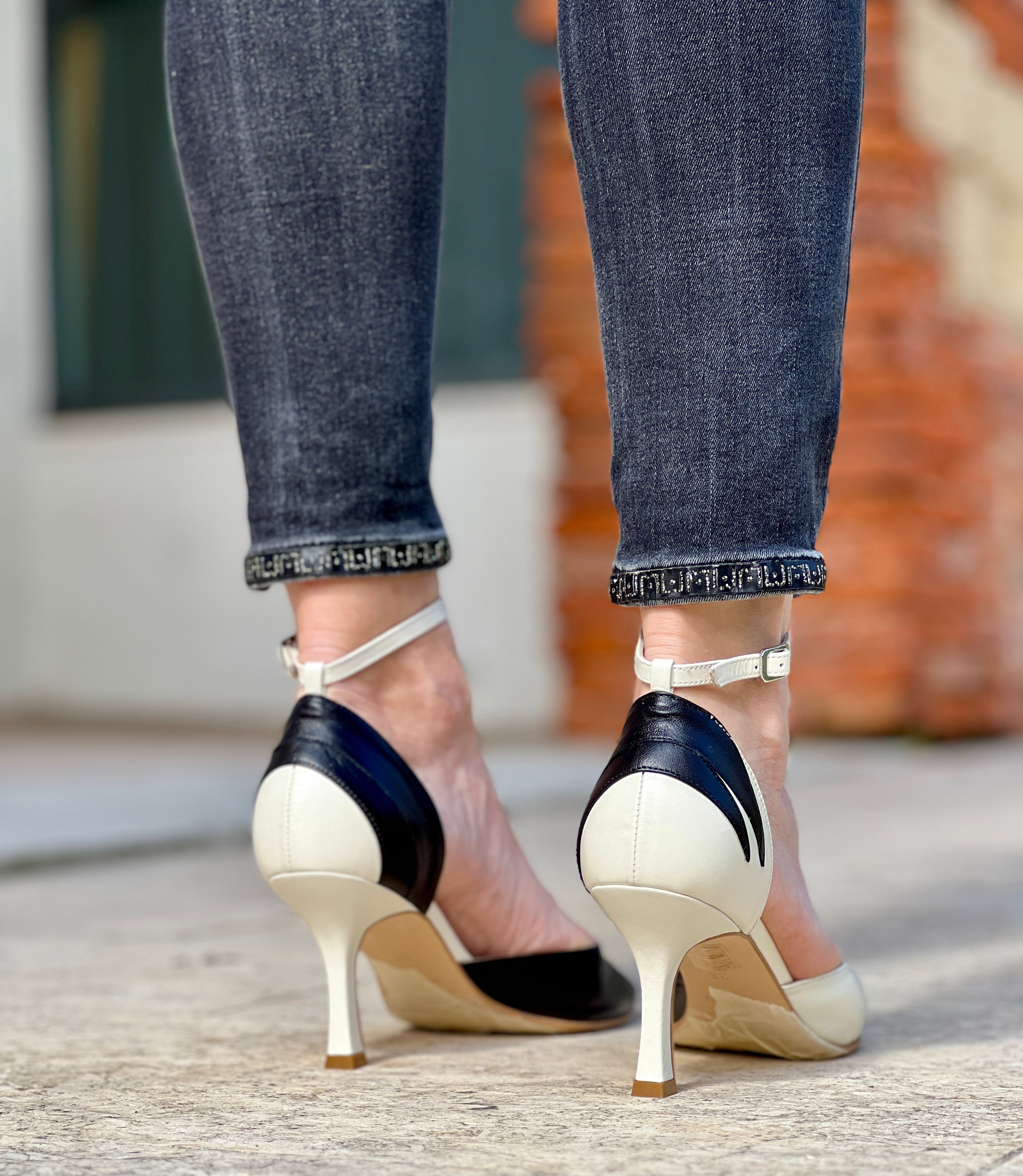 Image of Anna Bw sandalo opentoe in nappa nera e bianca tacco 8 lavorazione artigianale marchigiana