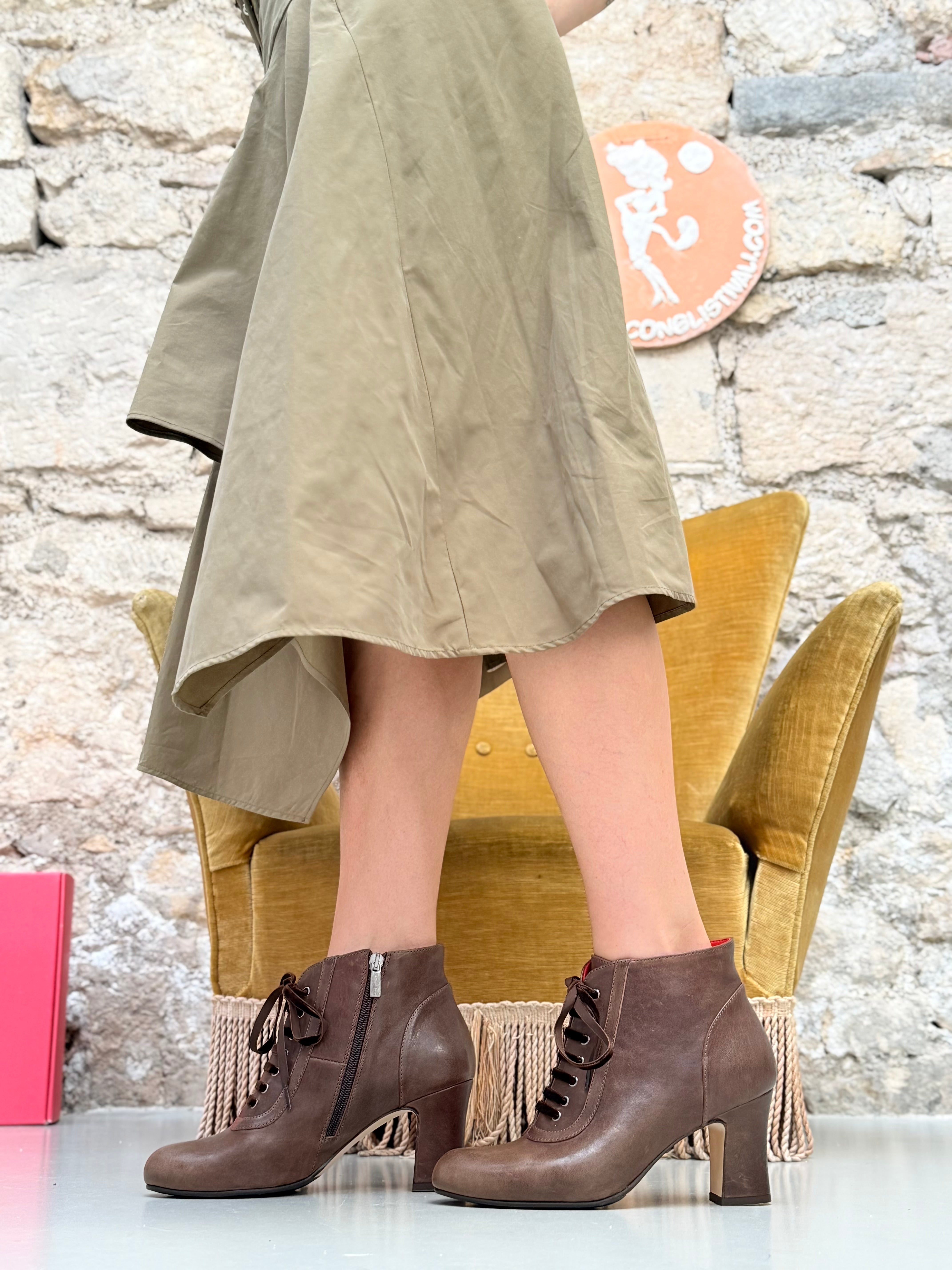 Image of Mulan Brown tronchetto in vitello marrone tacco 7.5 artigianale marchigiana