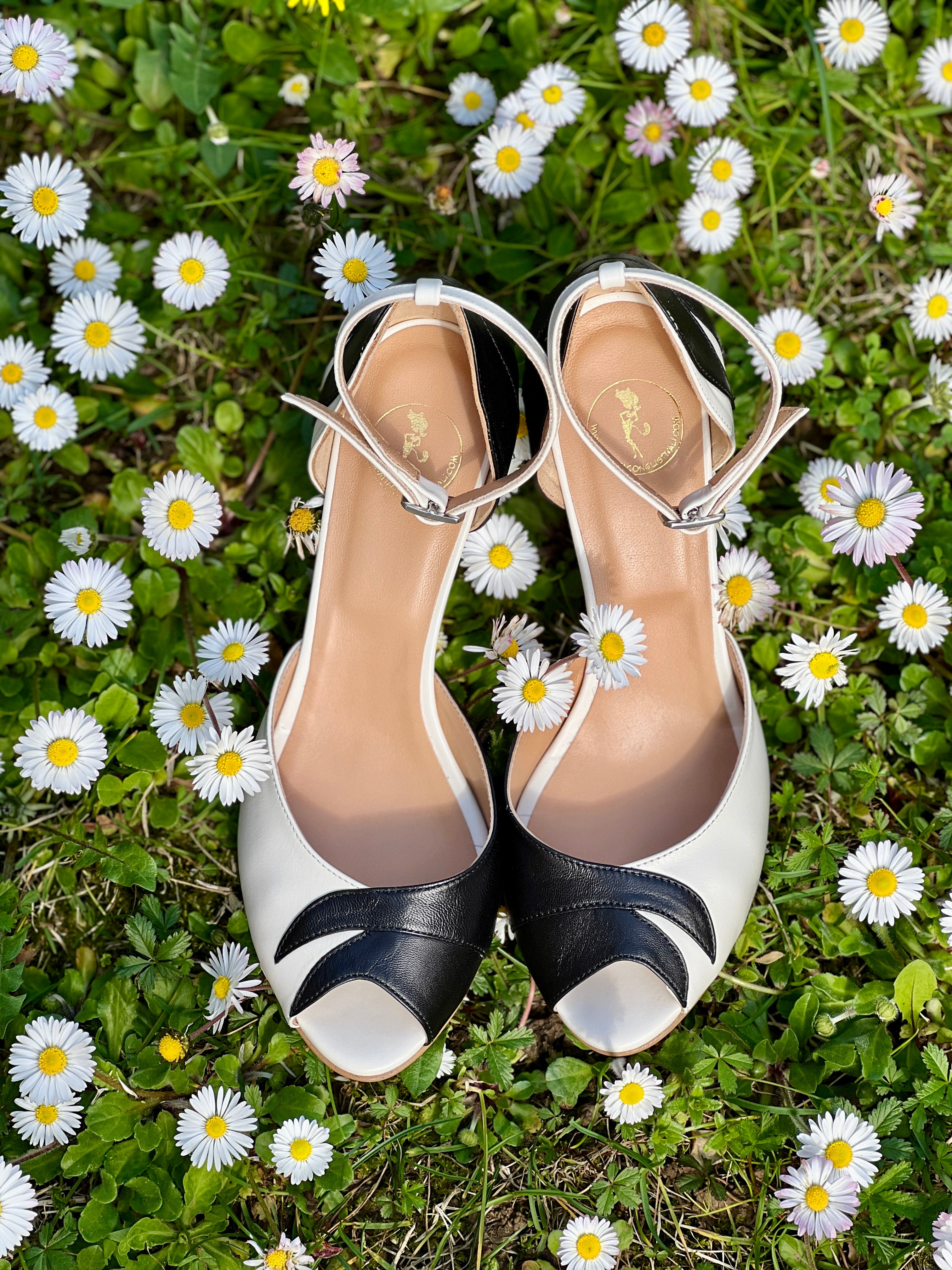 Image of Anna Bw sandalo opentoe in nappa nera e bianca tacco 8 lavorazione artigianale marchigiana