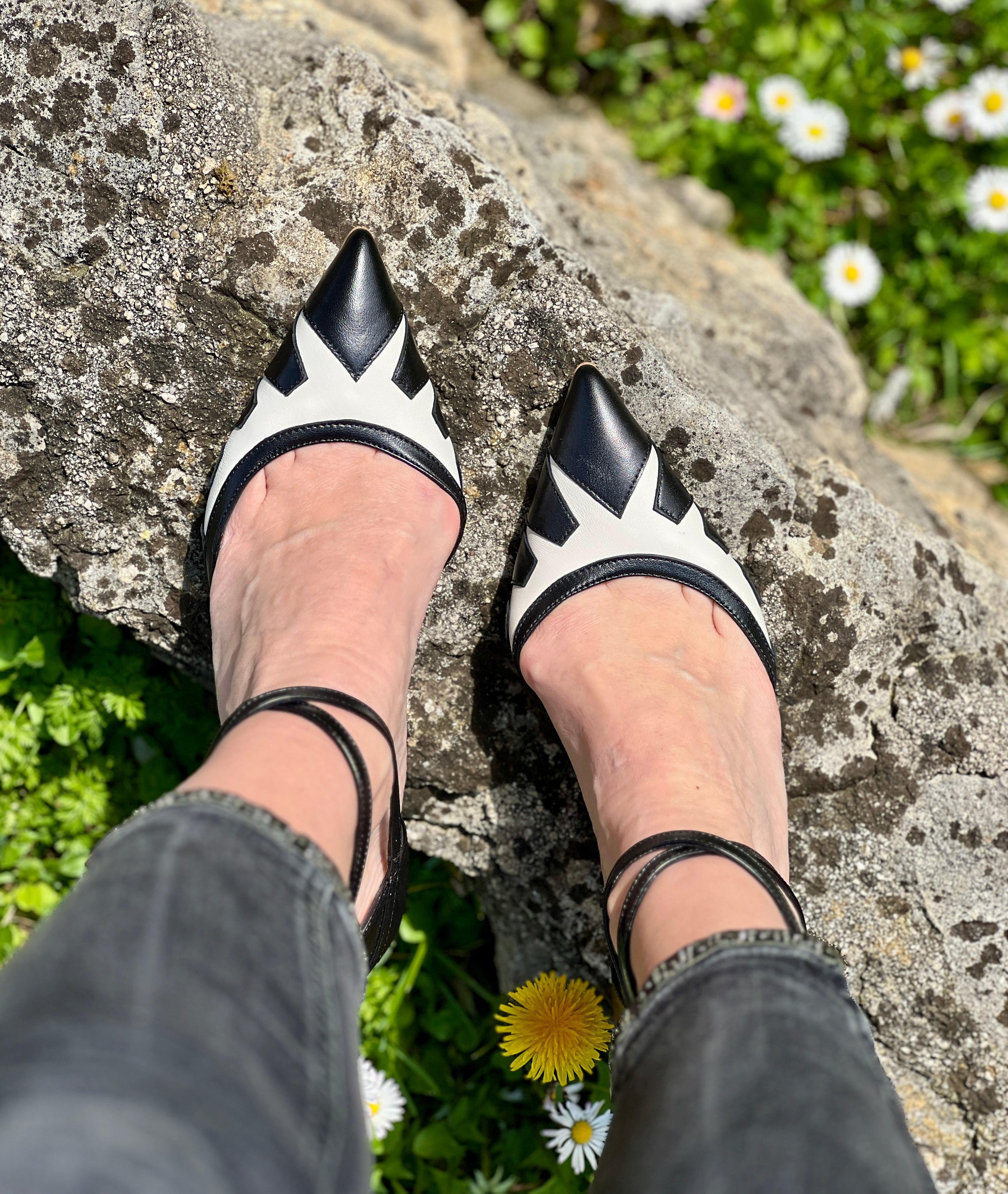 Image of Eva Bw decolletè in nappa bianca e nera tacco tacco 8 lavorazione artigianale marchigiana