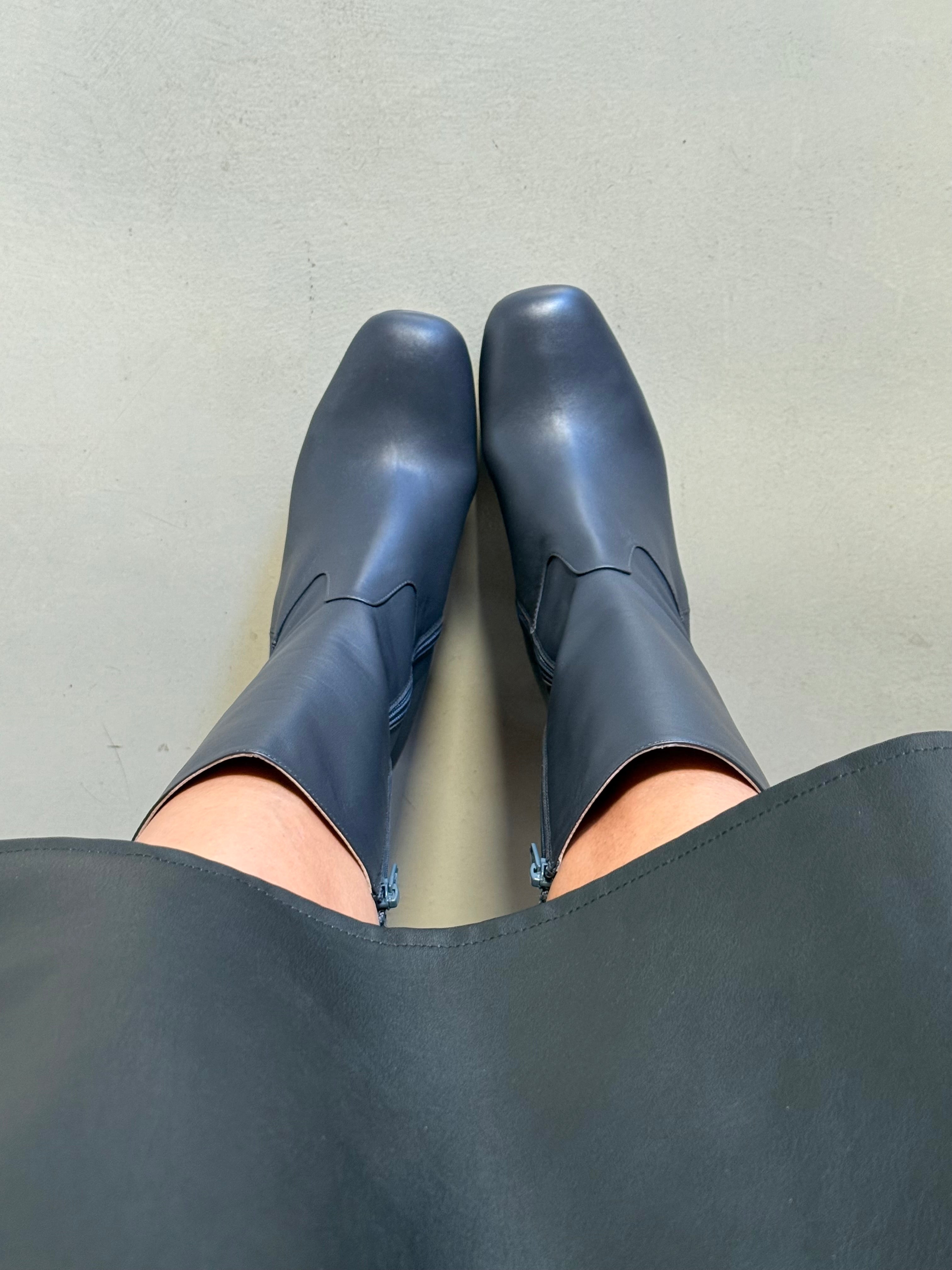 Nada Antra stivaletto a tubo in nappa antracite tacco 9 plateau 2.5 artigianale marchigiana