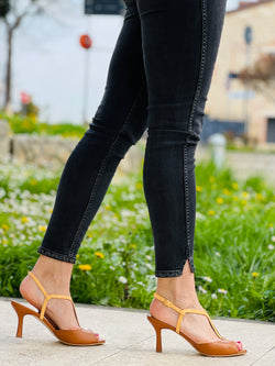 Image of Berenice Cuoio sandalo t bar open toe con tacco 8 in nappa cuoio artigianale marchigiana
