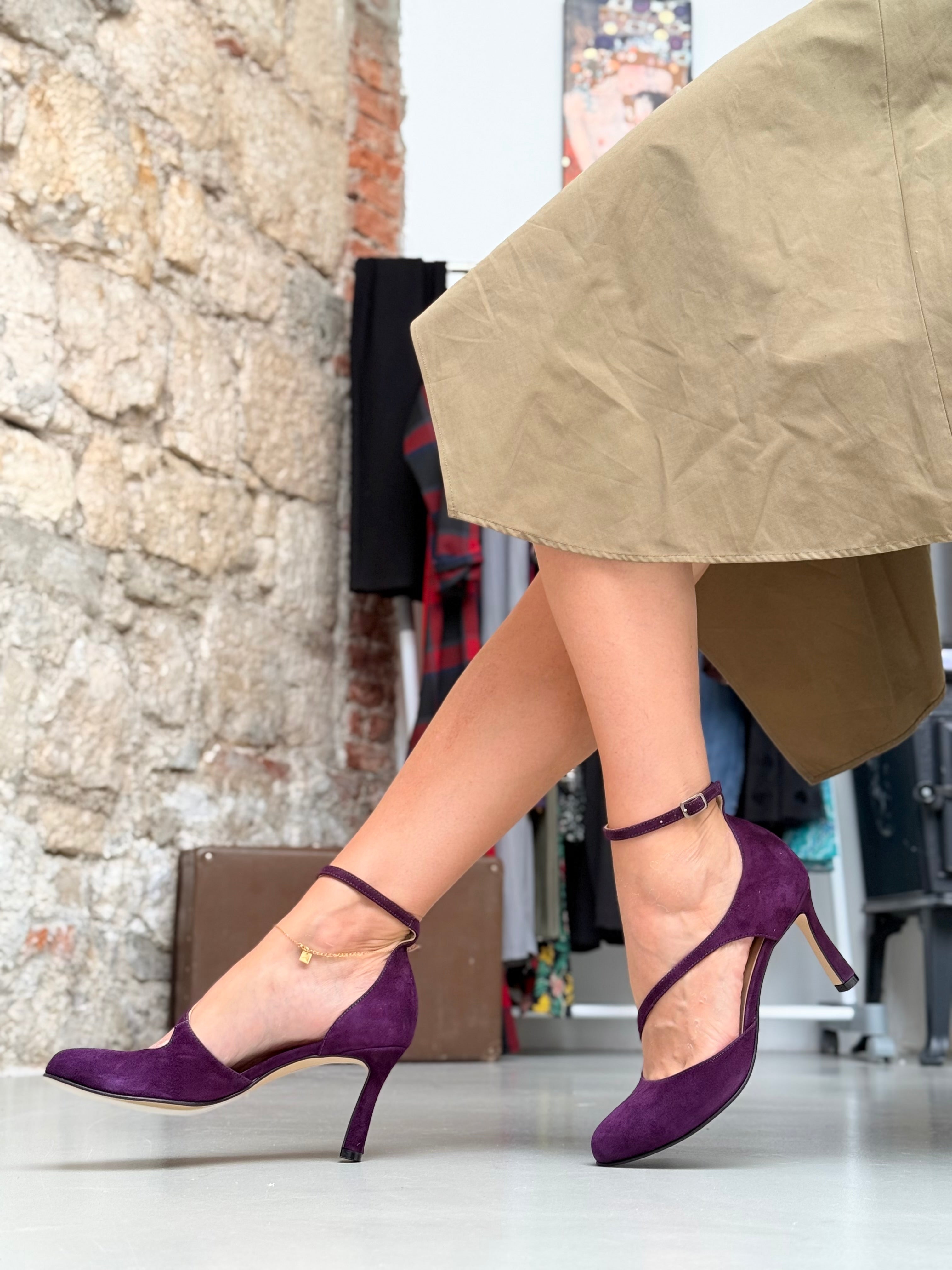 Image of Chatelet Purple decolleté in camoscio viola tacco 7.5 artigianale marchigiana