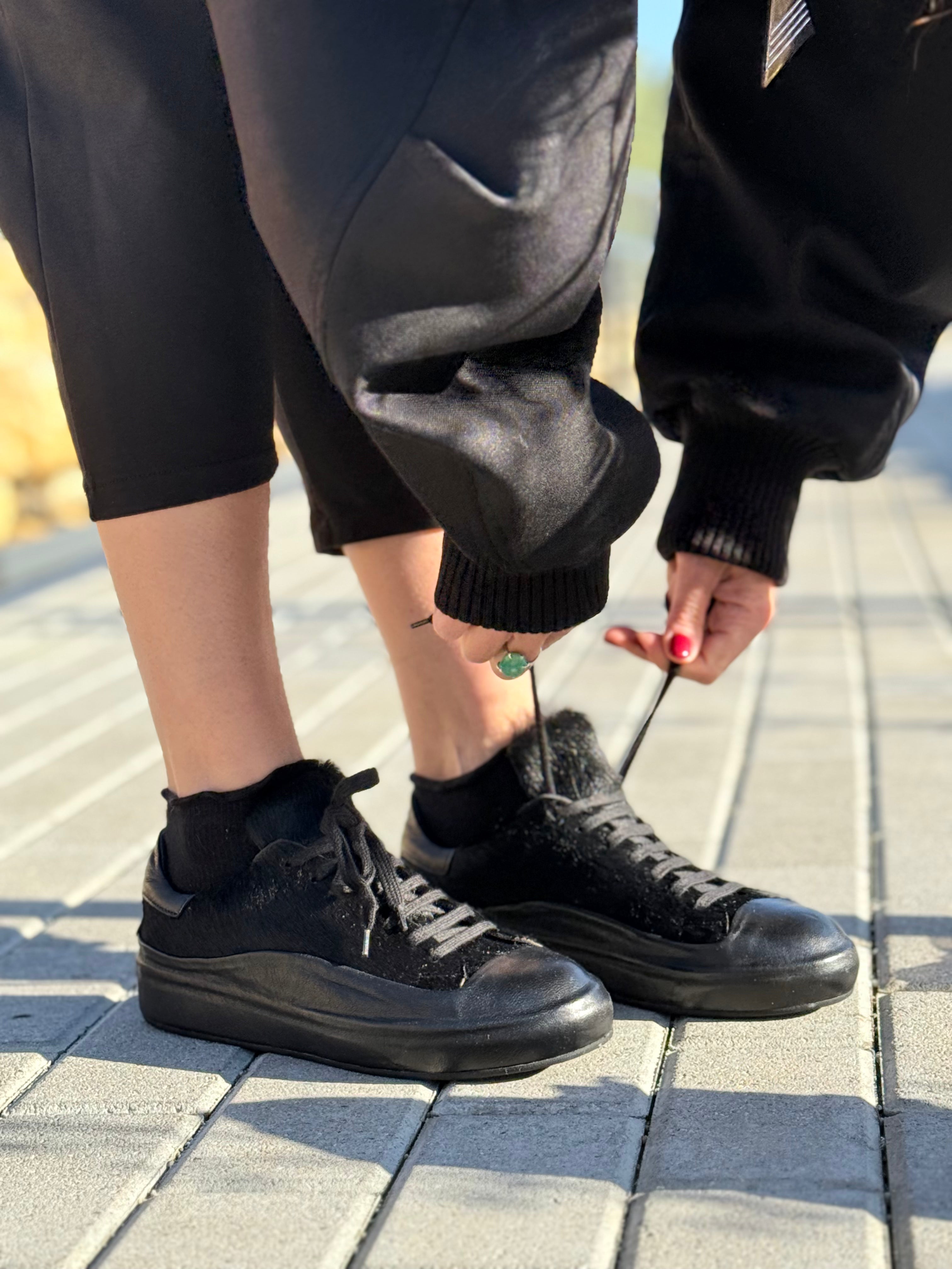 Image of Globe Black sneakers in nappa nera e cavallino nero artigianale marchigiana