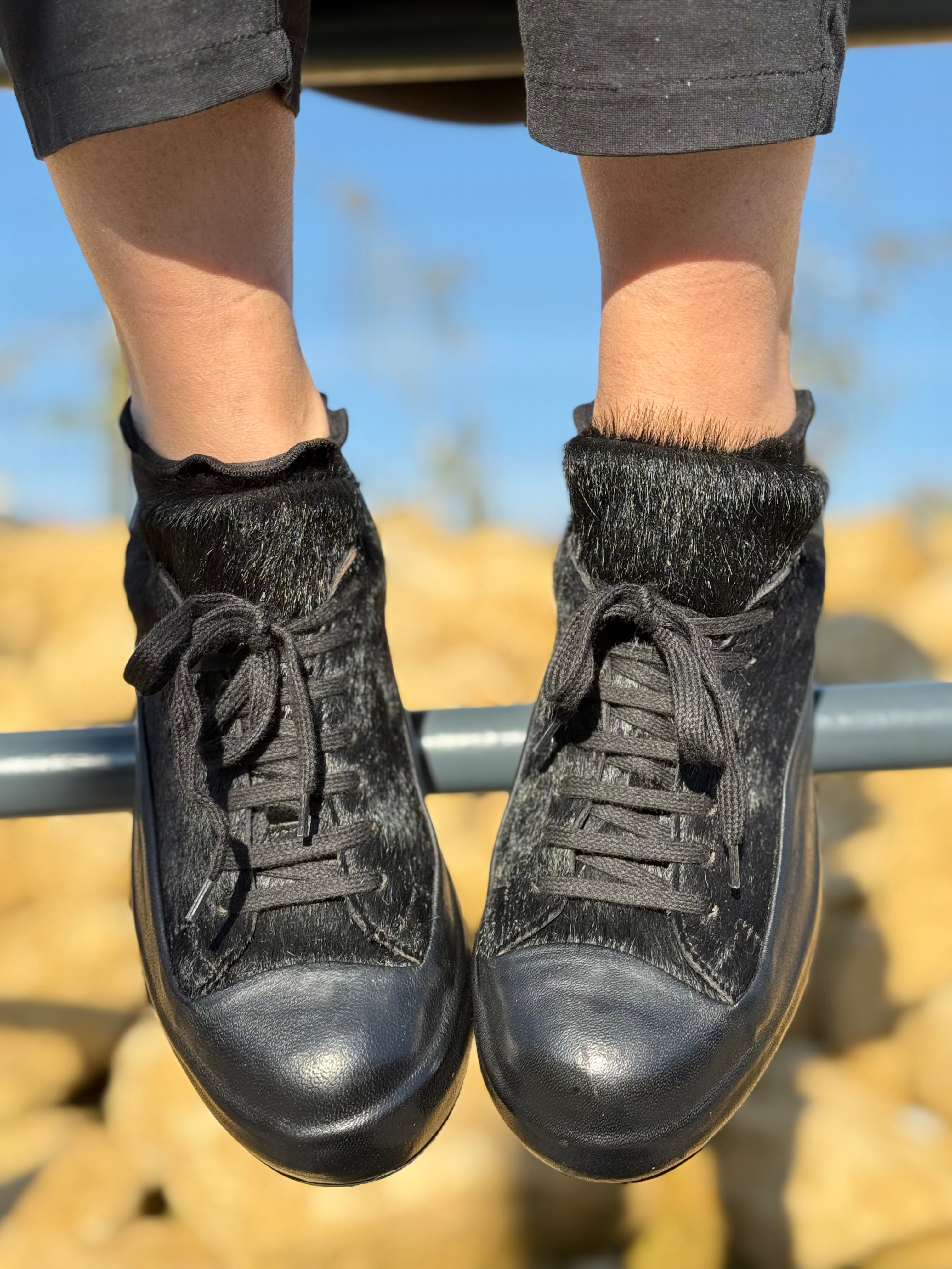 Image of Globe Black sneakers in nappa nera e cavallino nero artigianale marchigiana