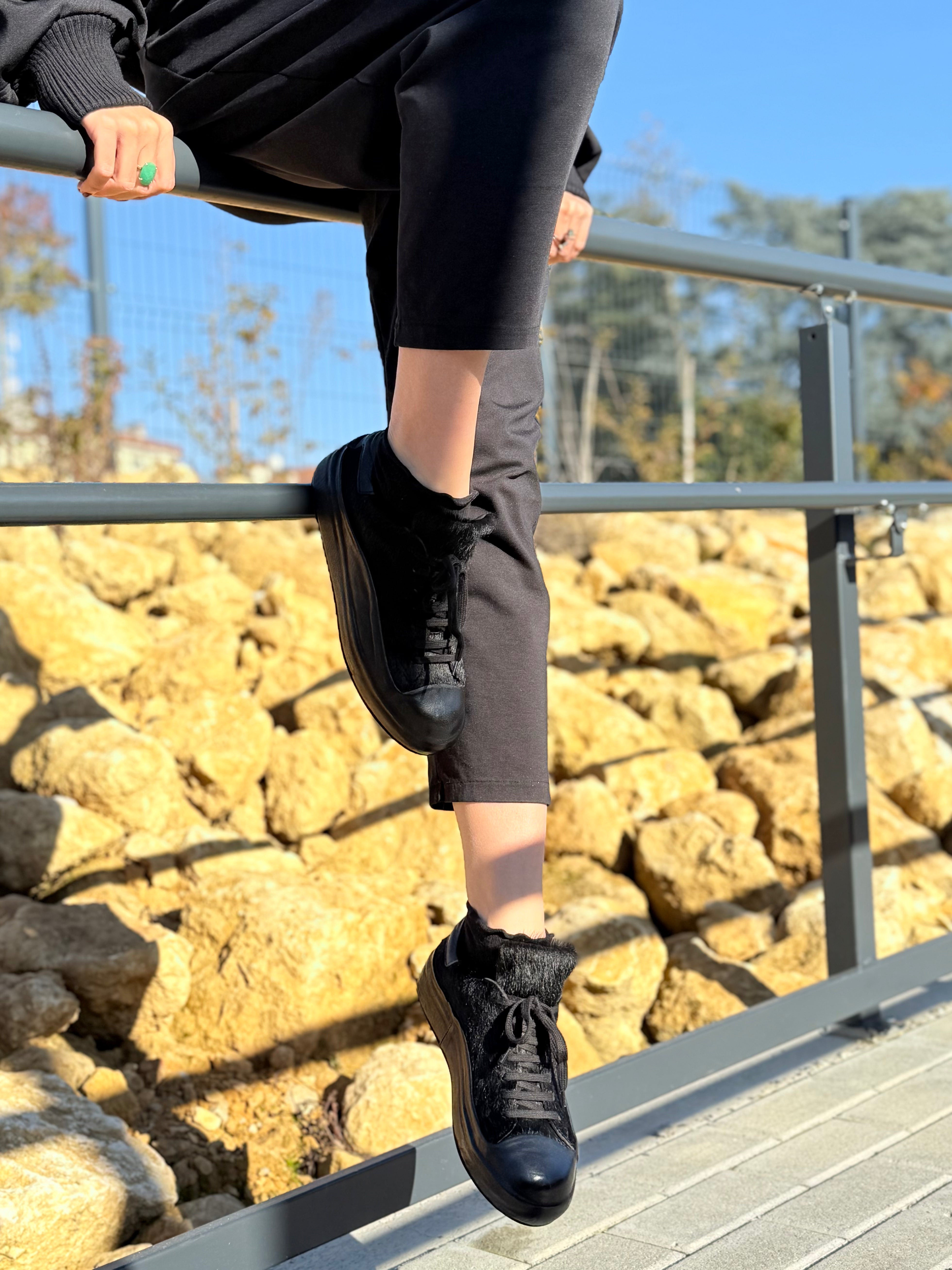 Globe Black sneakers in nappa nera e cavallino nero artigianale marchigiana