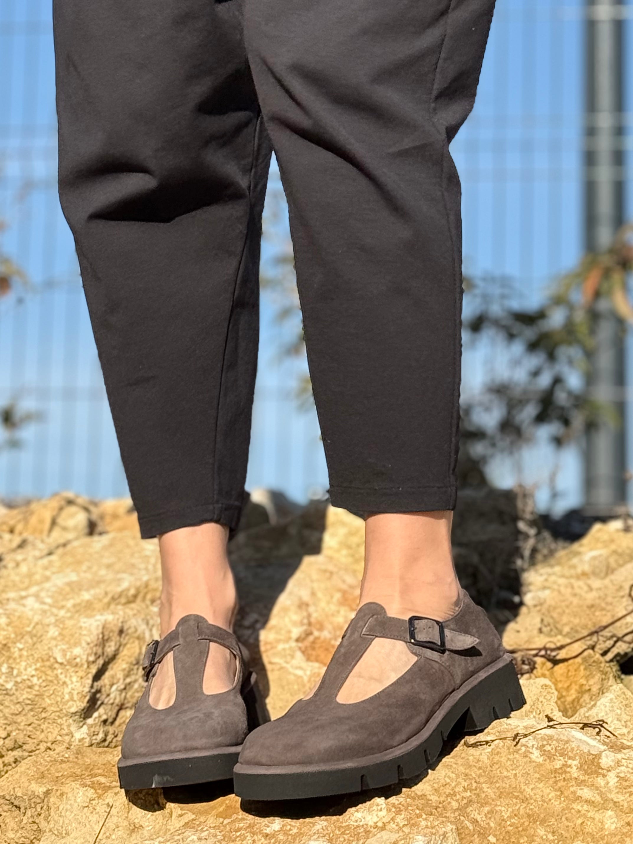 Kola Brown bebe t-bar in camoscio marrone lavorazione a sacchetto artigianale marchigiana