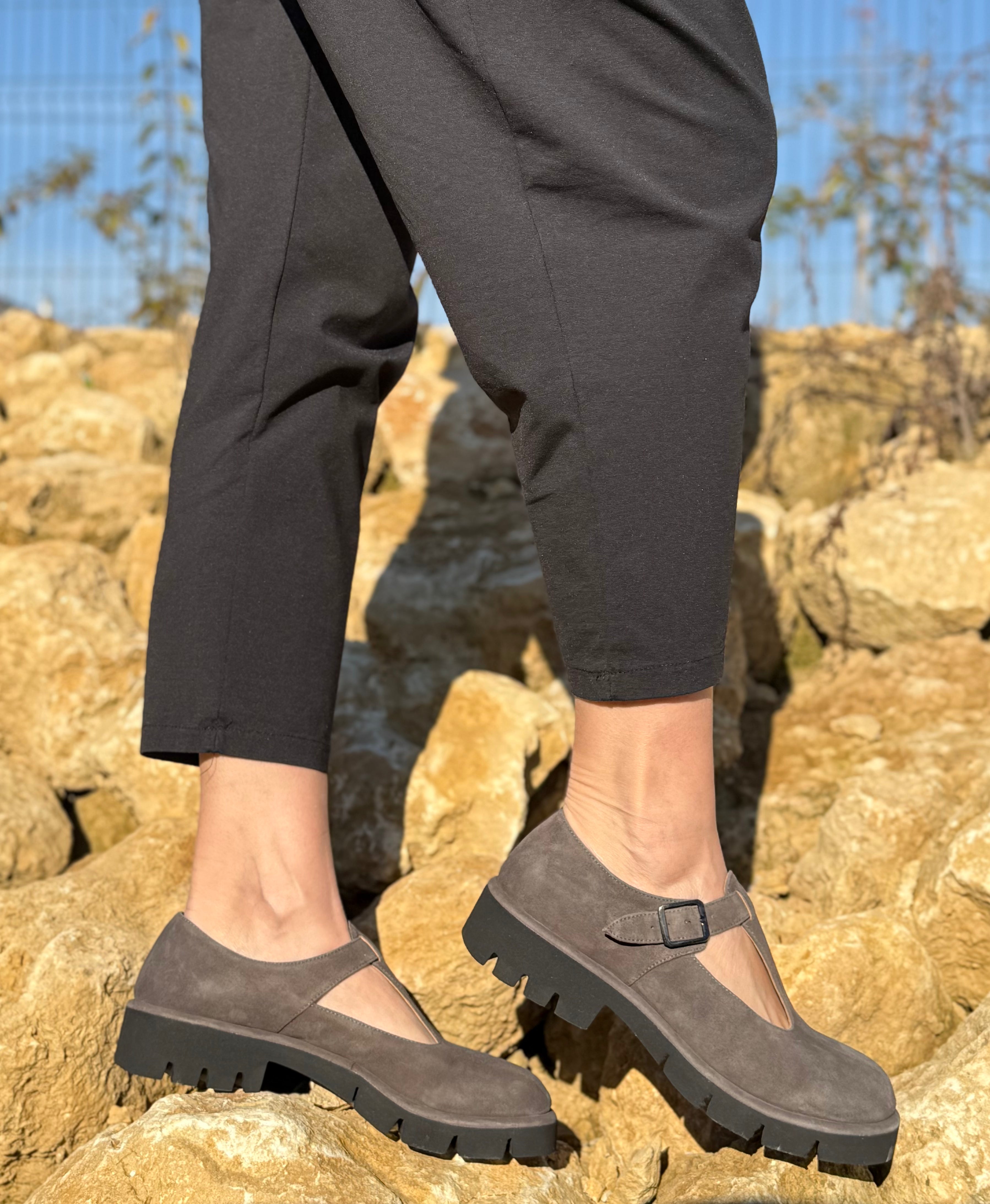 Kola Brown bebe t-bar in camoscio marrone lavorazione a sacchetto artigianale marchigiana