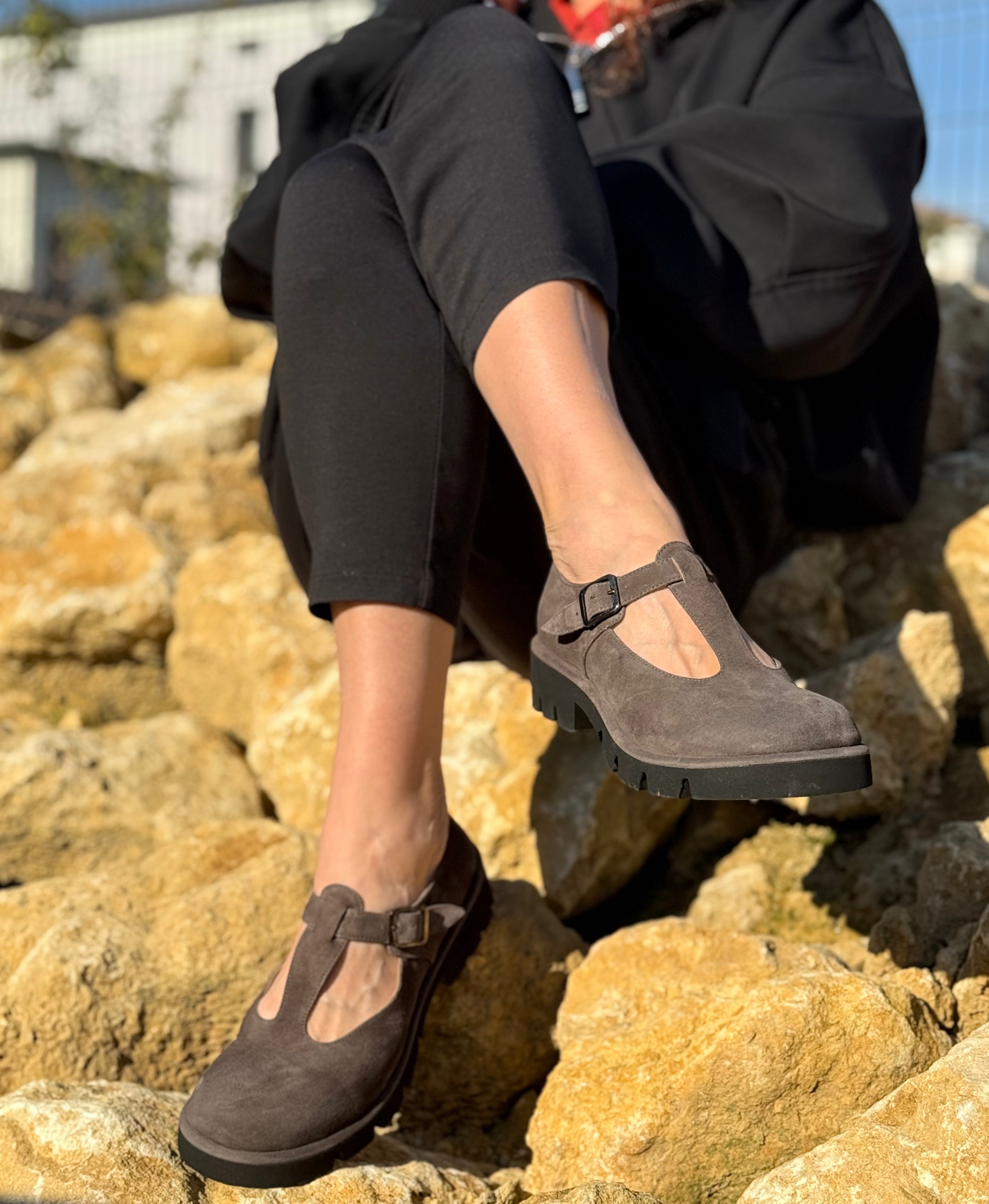 Kola Brown bebe t-bar in camoscio marrone lavorazione a sacchetto artigianale marchigiana