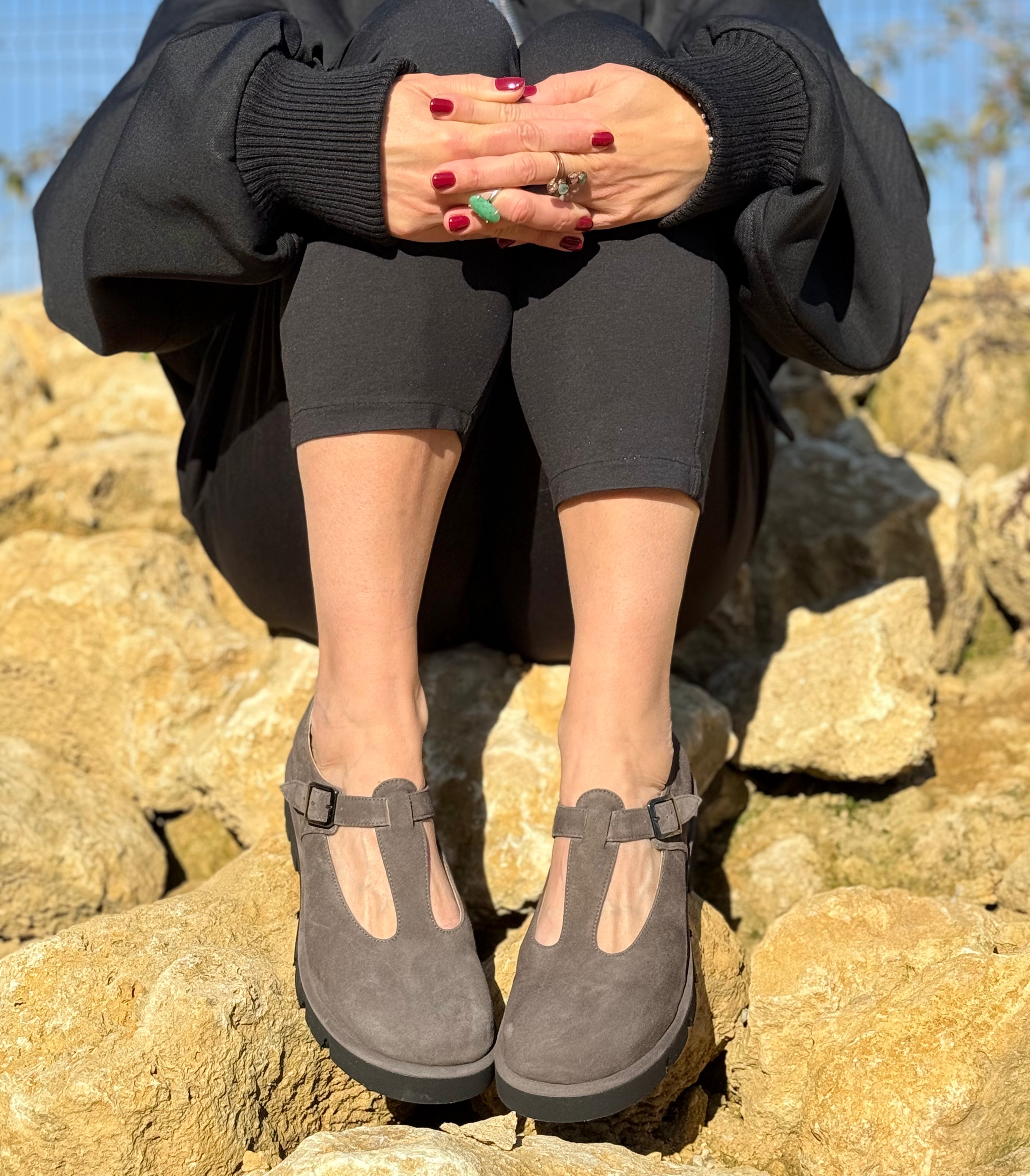 Kola Brown bebe t-bar in camoscio marrone lavorazione a sacchetto artigianale marchigiana