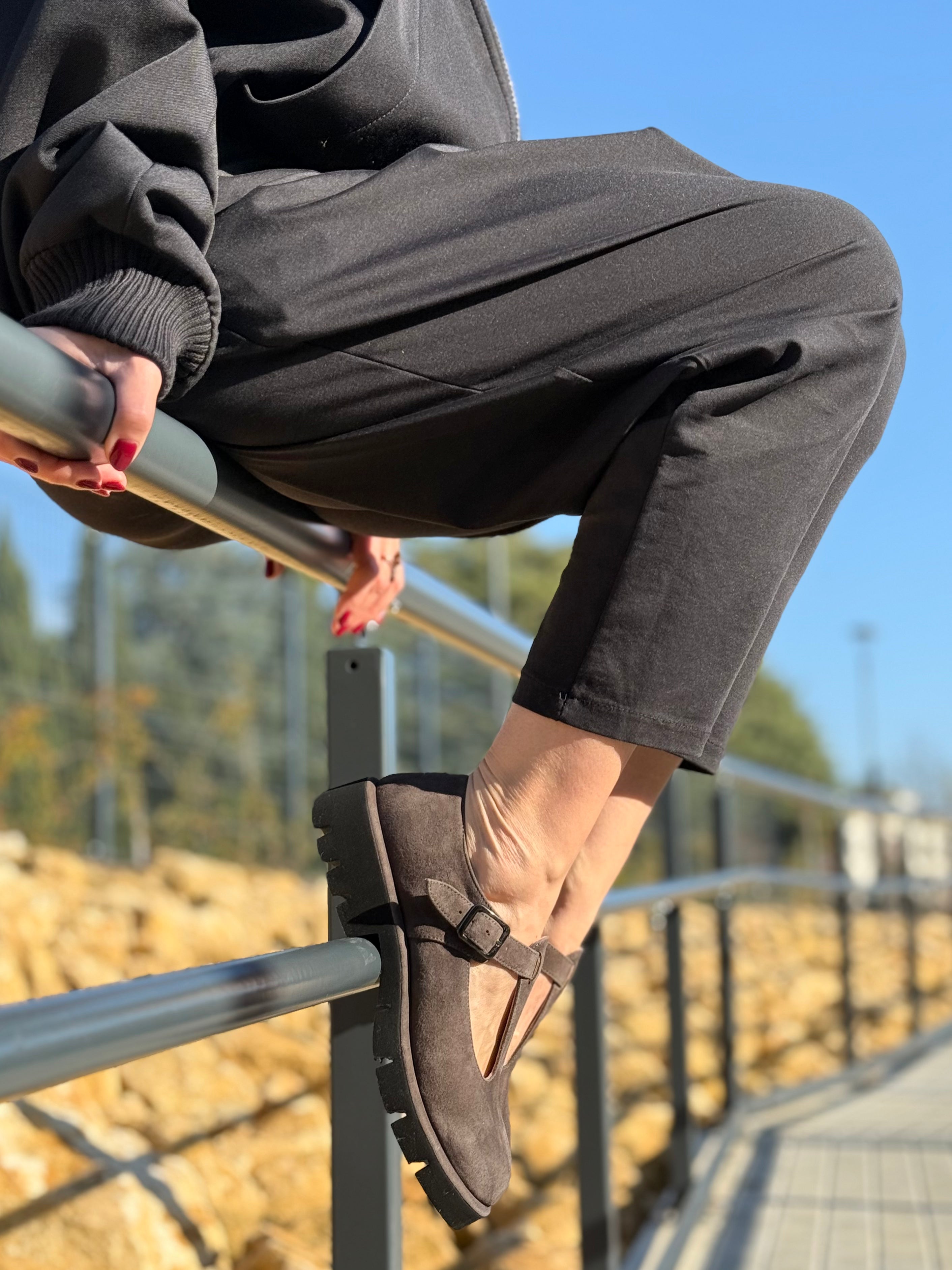 Kola Brown bebe t-bar in camoscio marrone lavorazione a sacchetto artigianale marchigiana