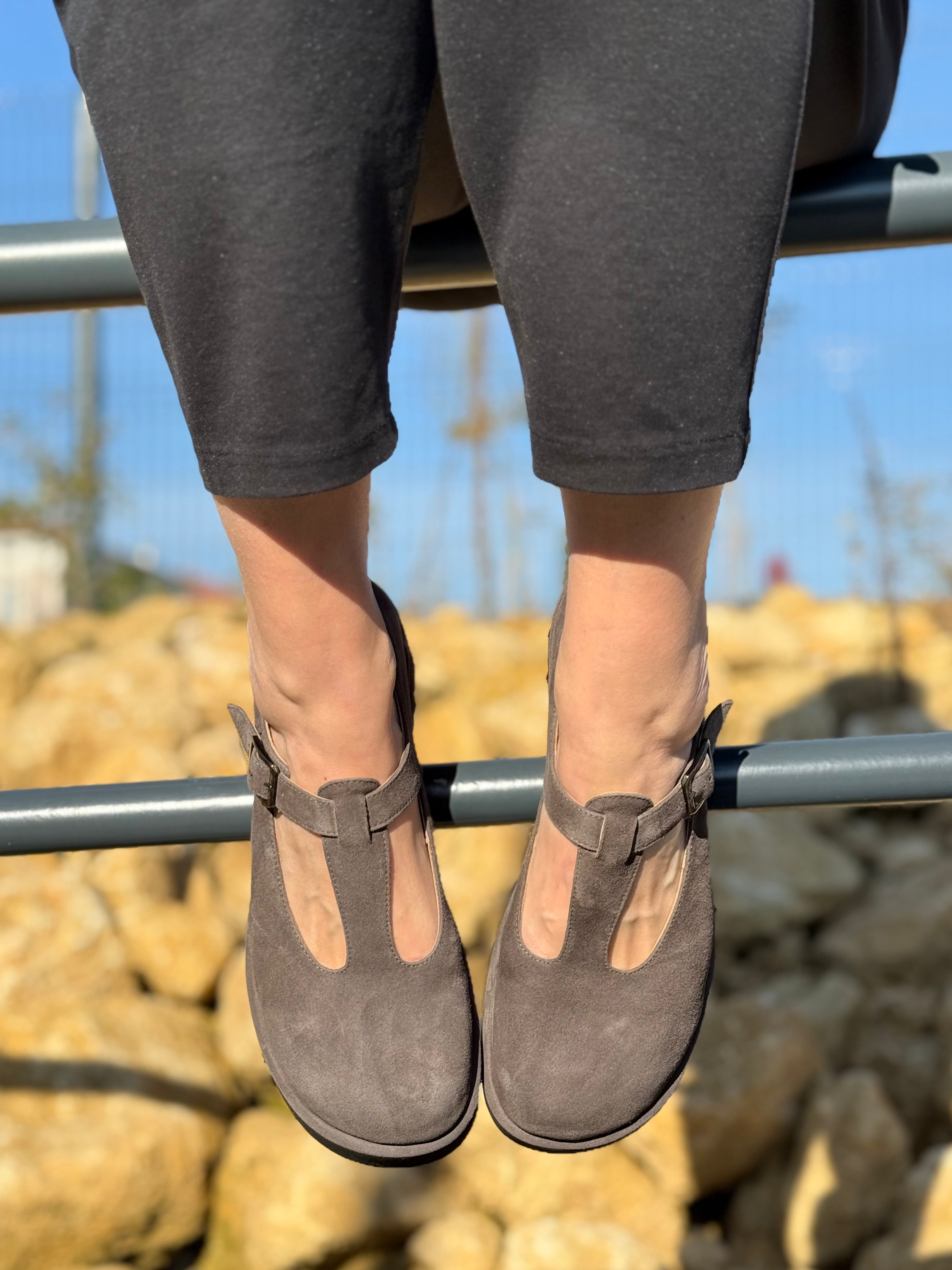 Kola Brown bebe t-bar in camoscio marrone lavorazione a sacchetto artigianale marchigiana