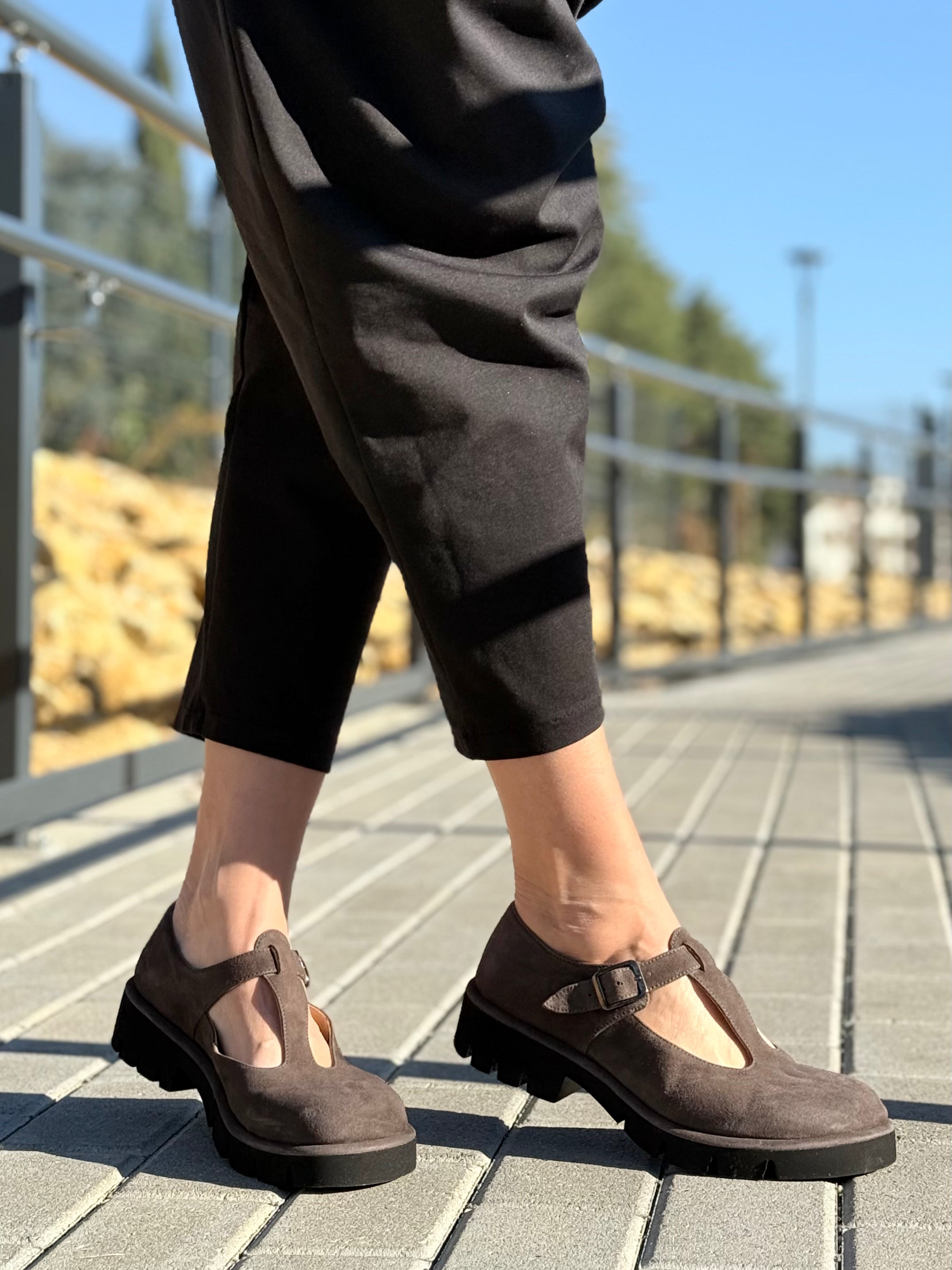 Kola Brown bebe t-bar in camoscio marrone lavorazione a sacchetto artigianale marchigiana