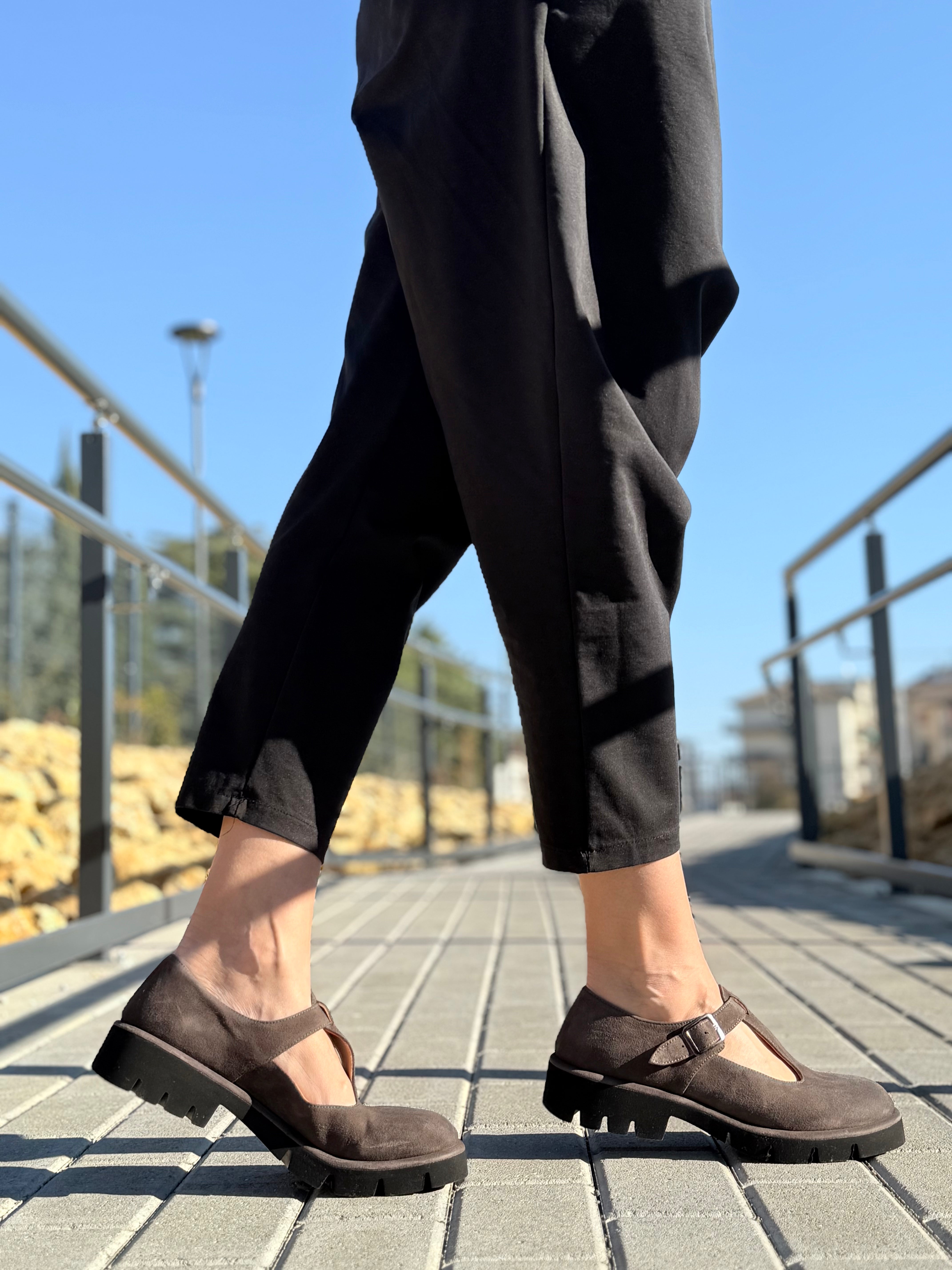 Kola Brown bebe t-bar in camoscio marrone lavorazione a sacchetto artigianale marchigiana