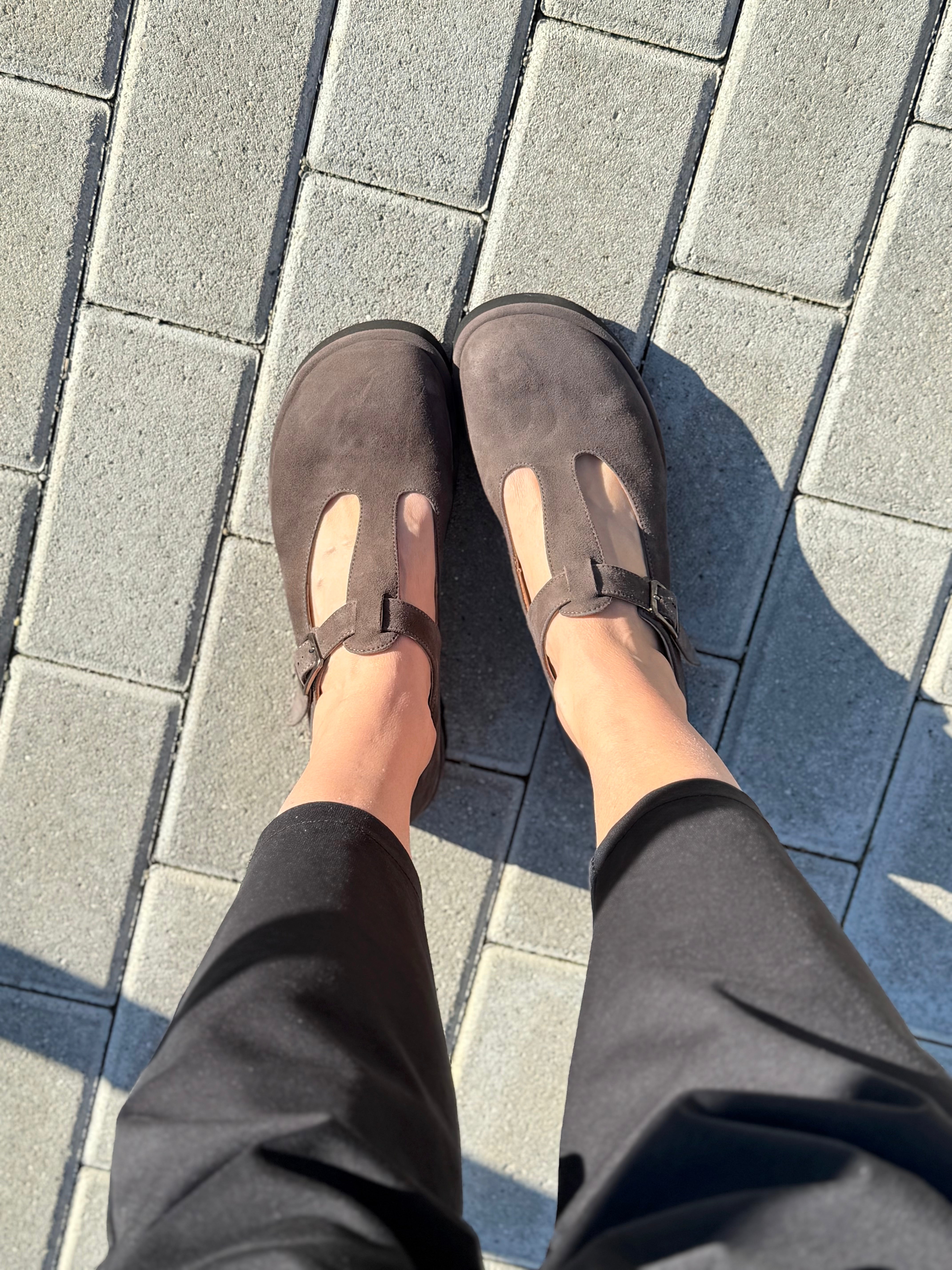 Image of Kola Brown bebe t-bar in camoscio marrone lavorazione a sacchetto artigianale marchigiana