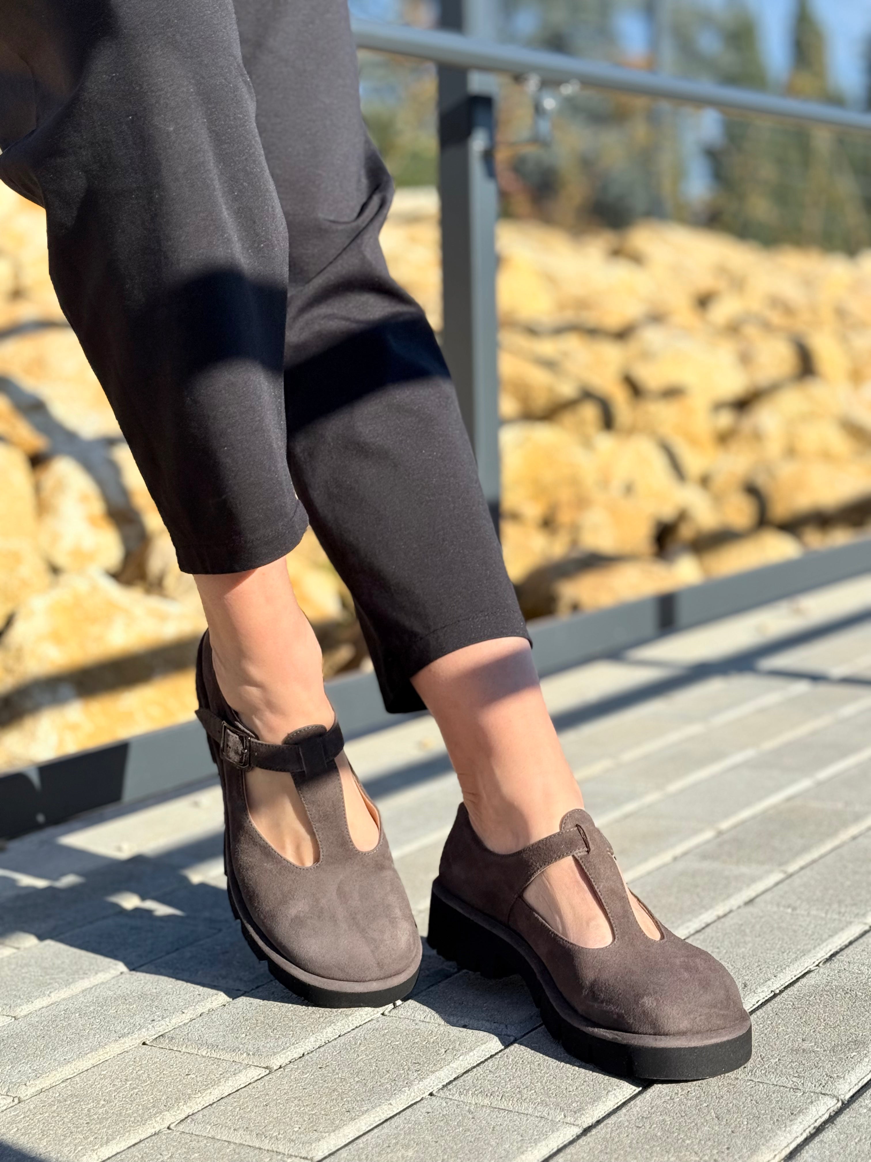 Kola Brown bebe t-bar in camoscio marrone lavorazione a sacchetto artigianale marchigiana