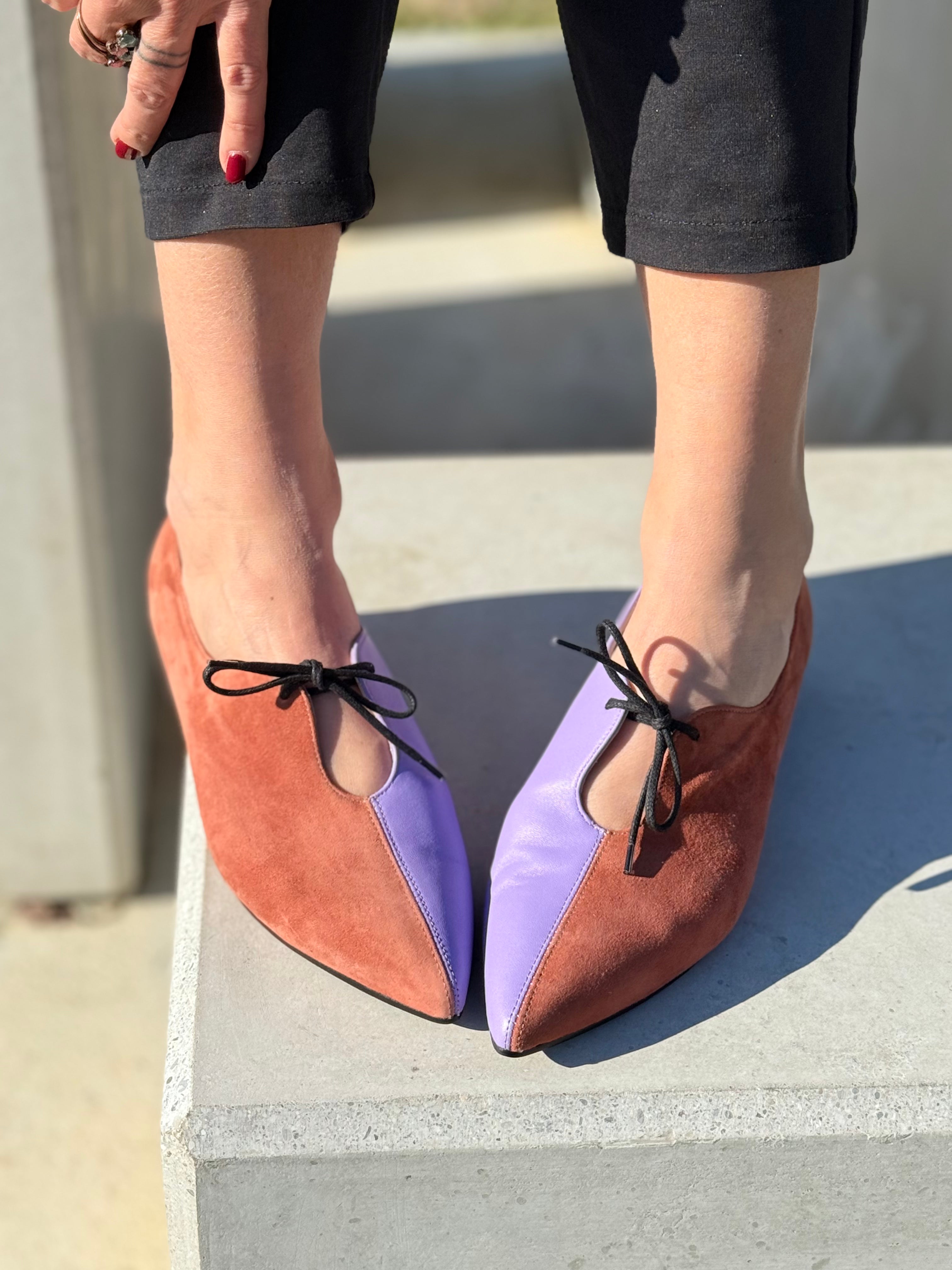 Jessica Cuoio scarpina bassa in nappa glicine e camoscio cuoio artigianale pugliese