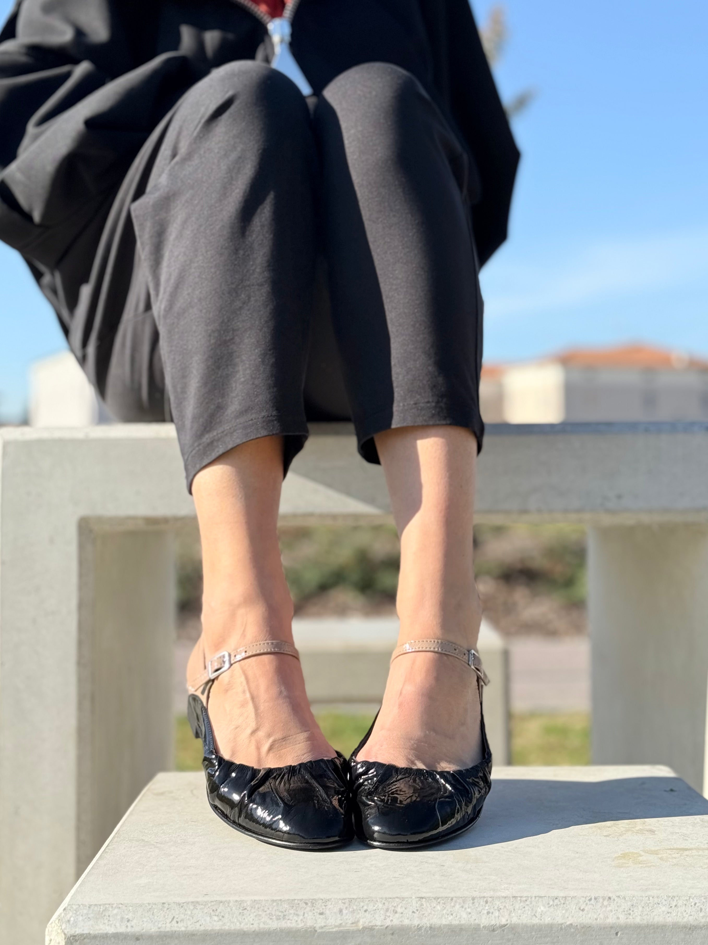 Minosse Black ballerina in vernice nera su base camoscio con cinturino tacco 1.5 cm artigianale marchigiana