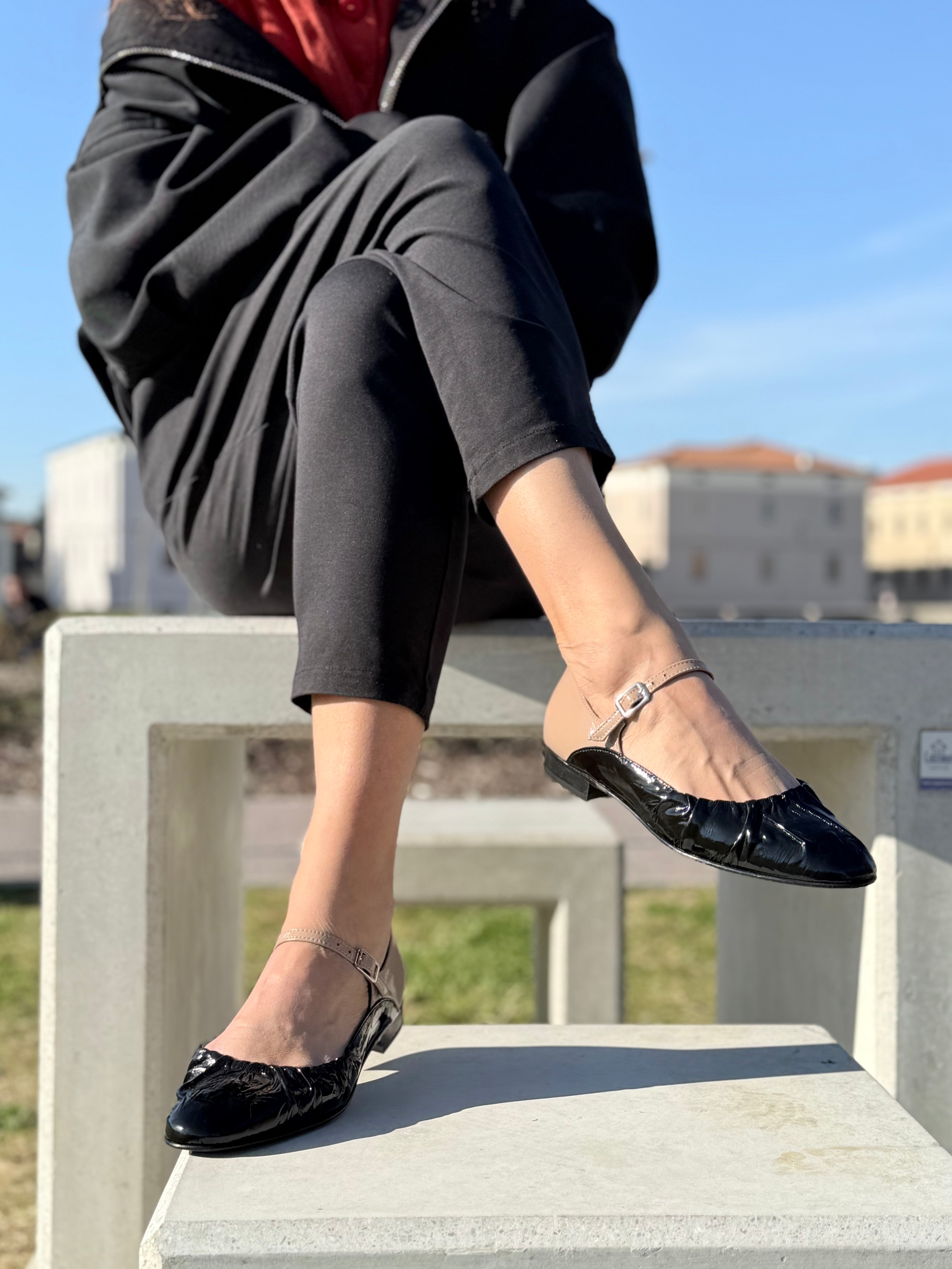 Minosse Black ballerina in vernice nera su base camoscio con cinturino tacco 1.5 cm artigianale marchigiana