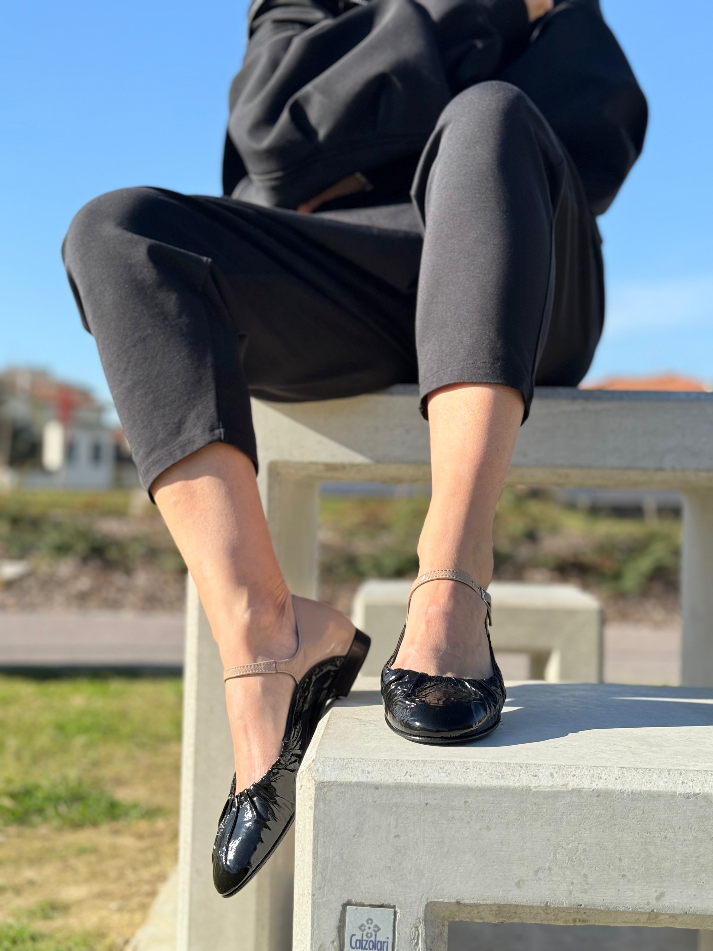 Image of Minosse Black ballerina in vernice nera su base camoscio con cinturino tacco 1.5 cm artigianale marchigiana