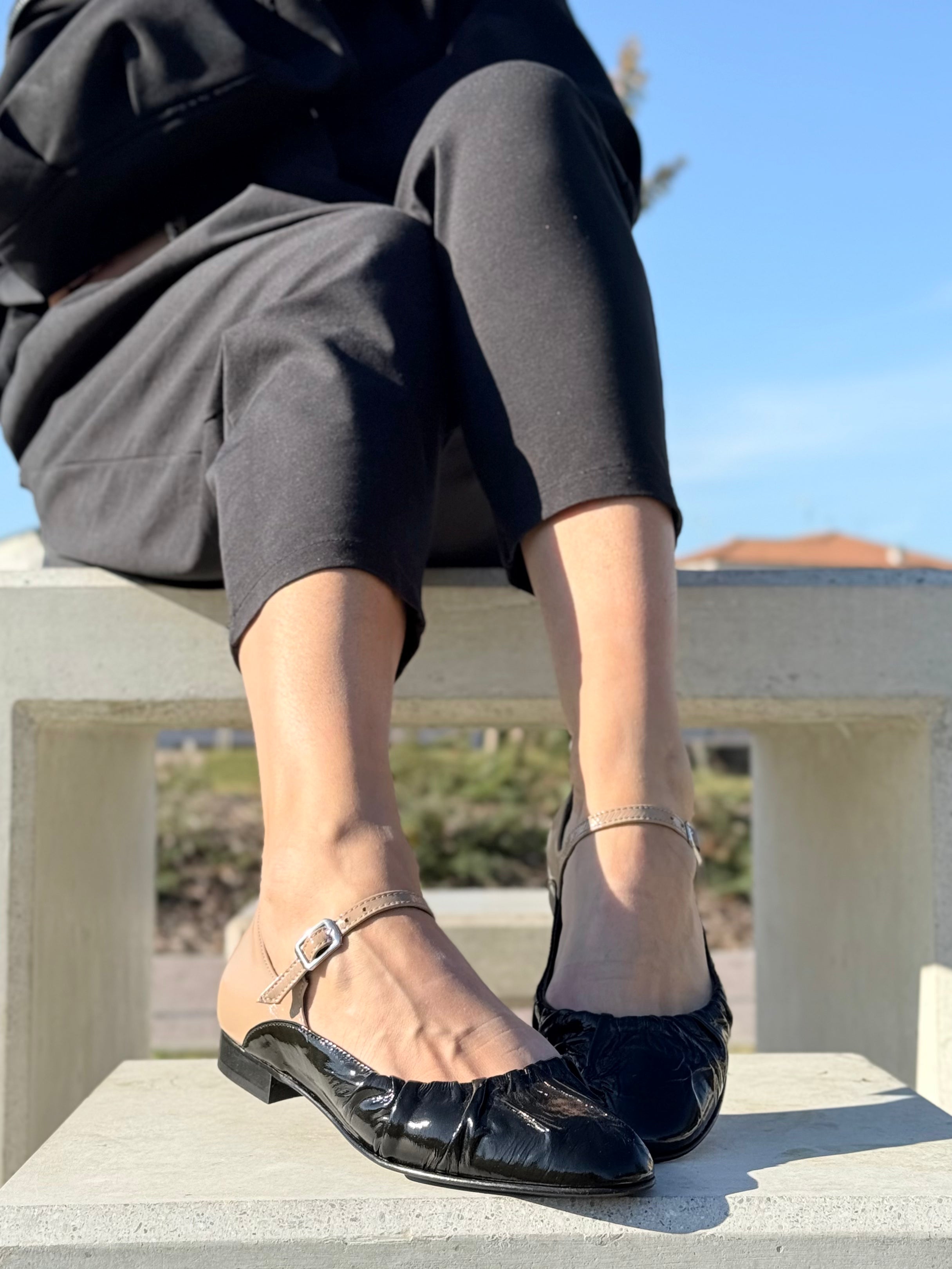 Minosse Black ballerina in vernice nera su base camoscio con cinturino tacco 1.5 cm artigianale marchigiana