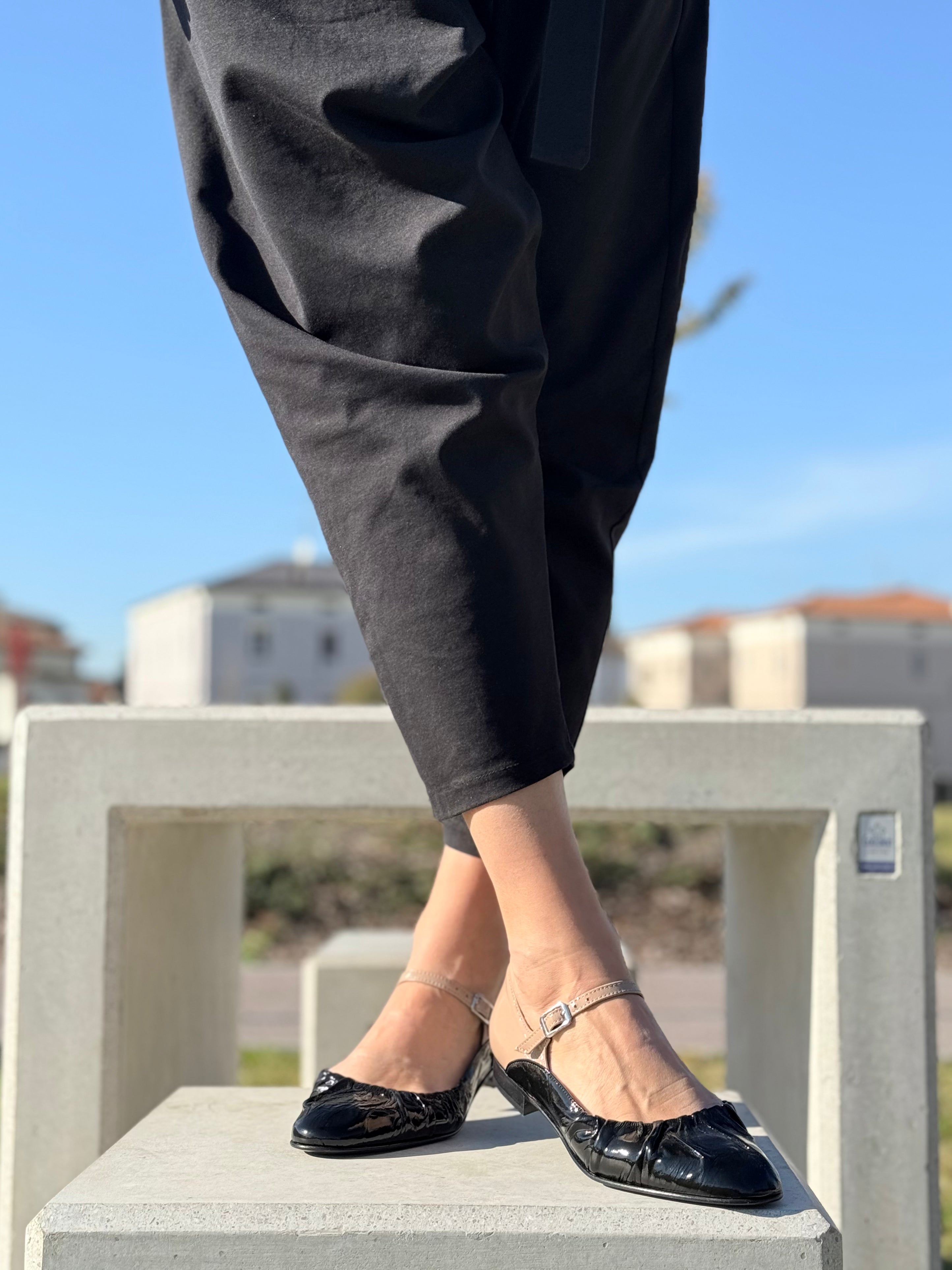 Minosse Black ballerina in vernice nera su base camoscio con cinturino tacco 1.5 cm artigianale marchigiana