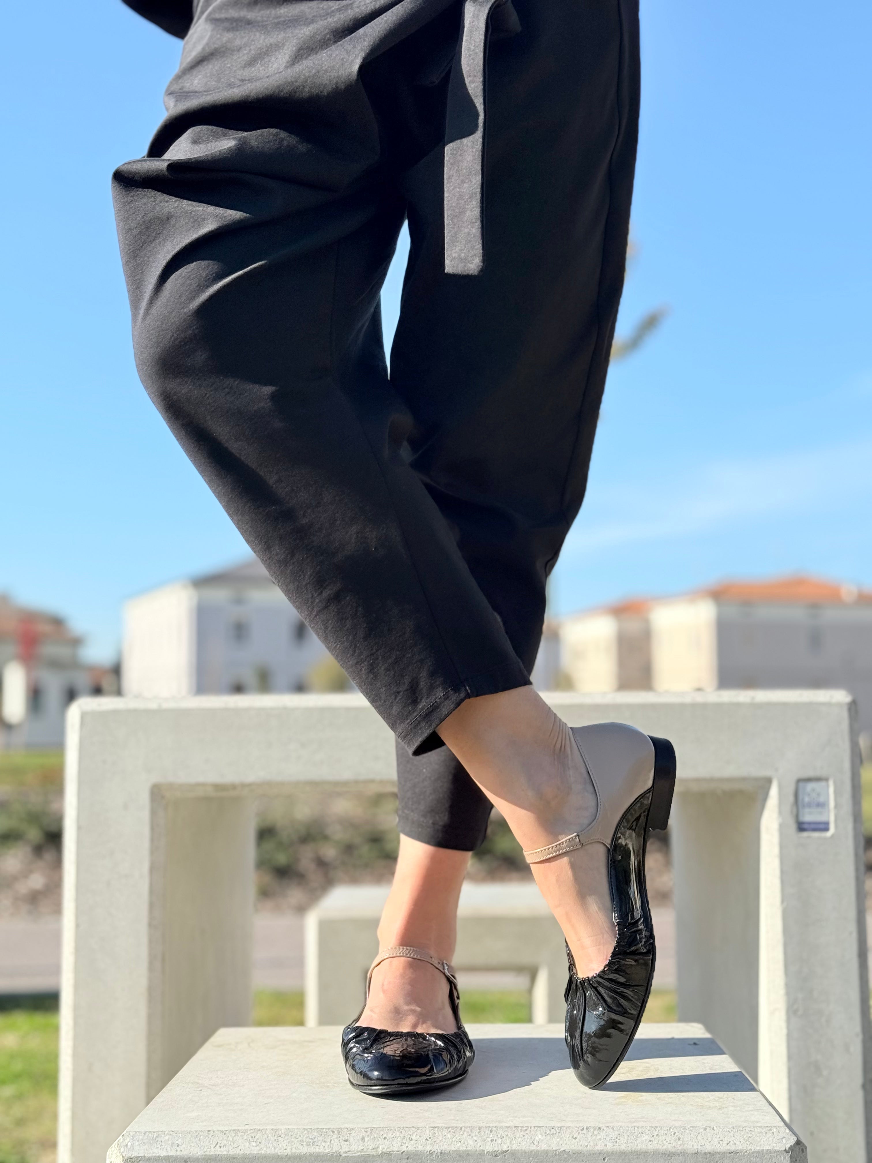 Minosse Black ballerina in vernice nera su base camoscio con cinturino tacco 1.5 cm artigianale marchigiana