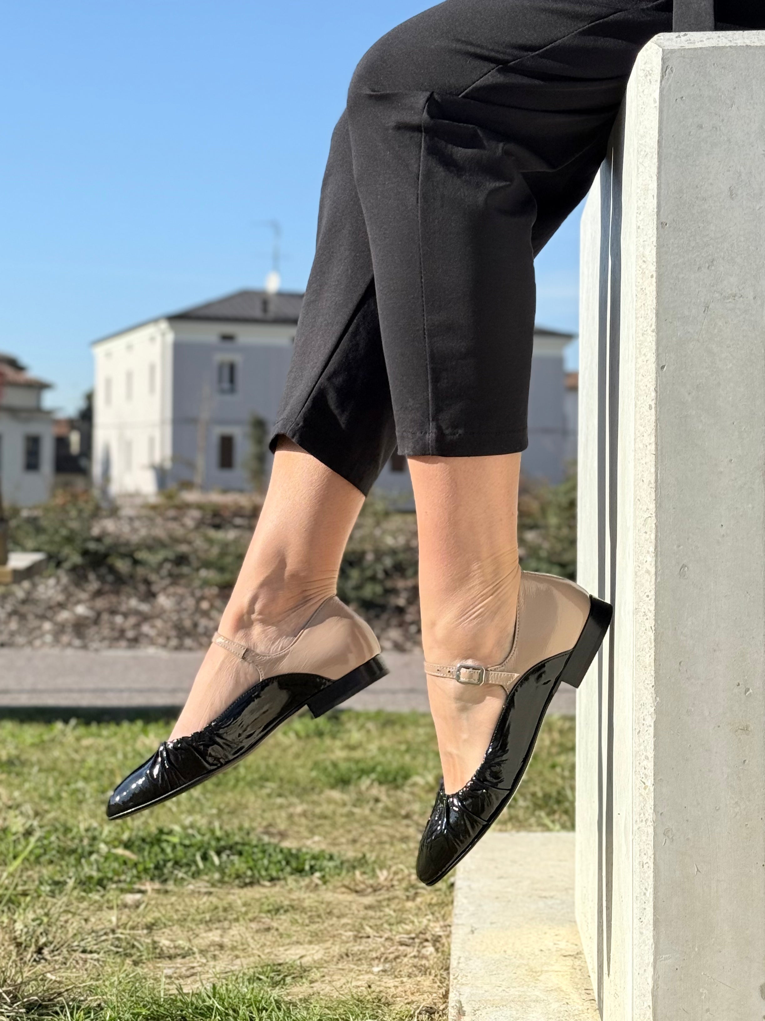 Image of Minosse Black ballerina in vernice nera su base camoscio con cinturino tacco 1.5 cm artigianale marchigiana