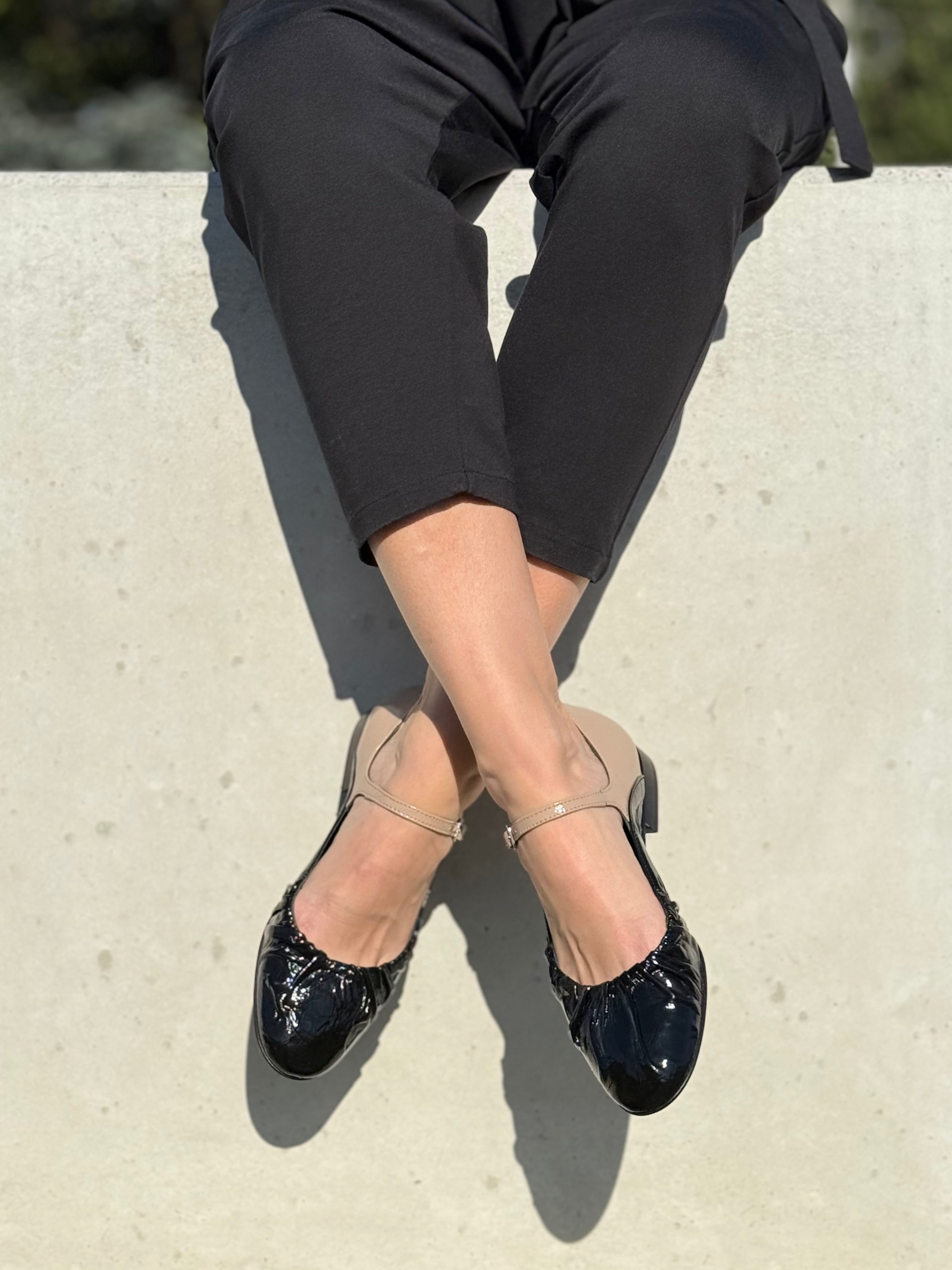 Image of Minosse Black ballerina in vernice nera su base camoscio con cinturino tacco 1.5 cm artigianale marchigiana