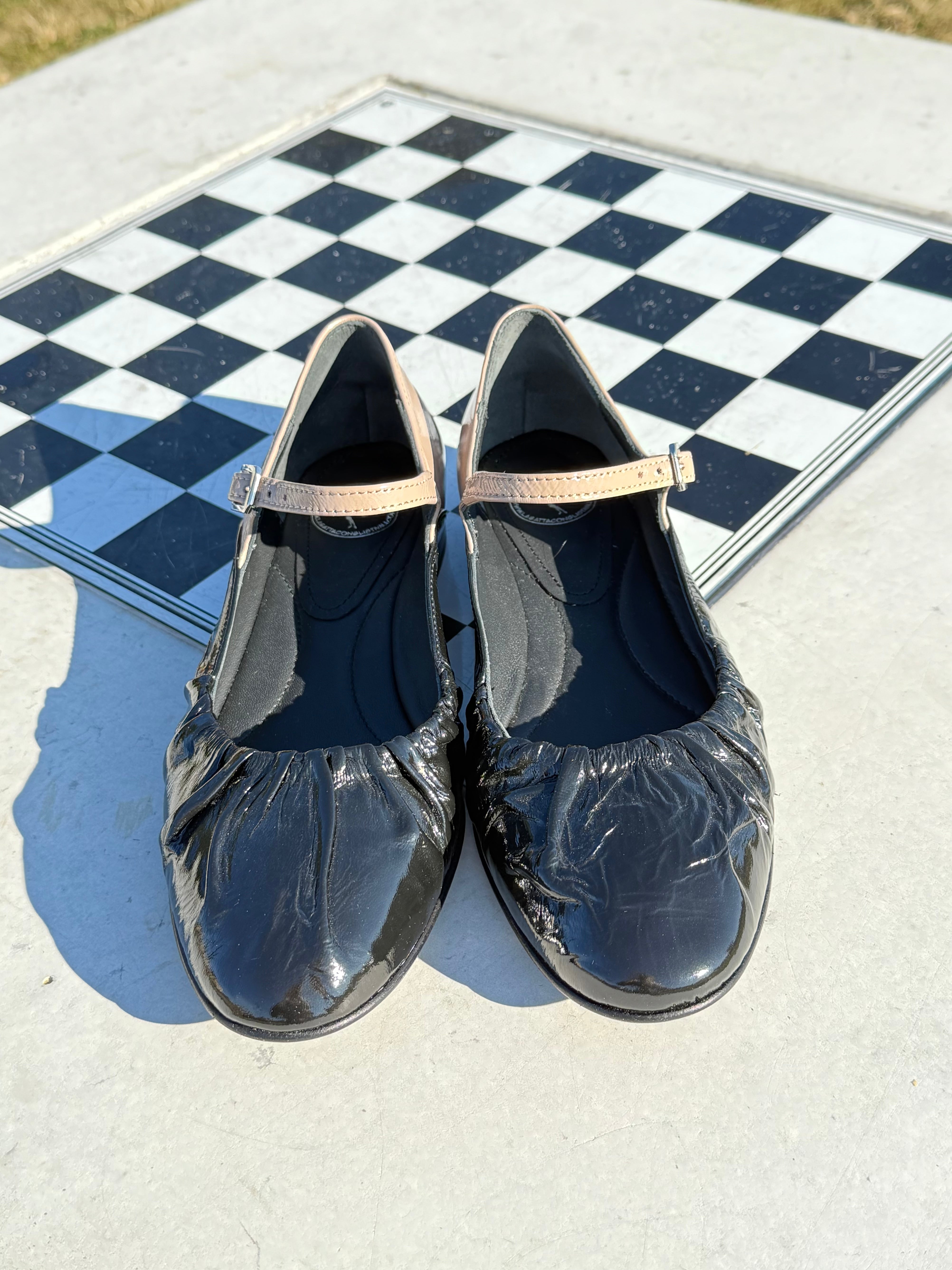 Minosse Black ballerina in vernice nera su base camoscio con cinturino tacco 1.5 cm artigianale marchigiana