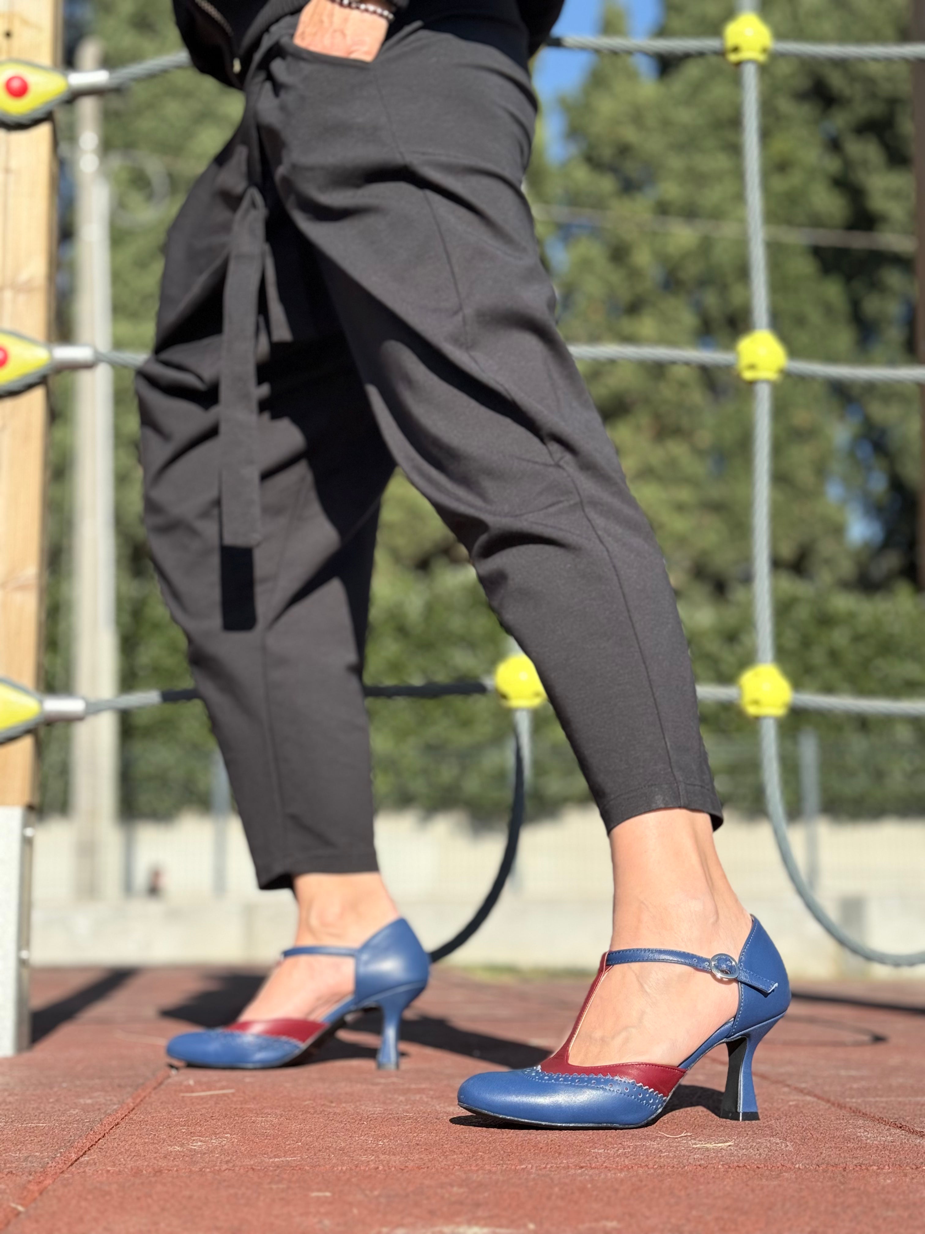 Aura Navy decollete t-bar in pelle blu artigianale pugliese