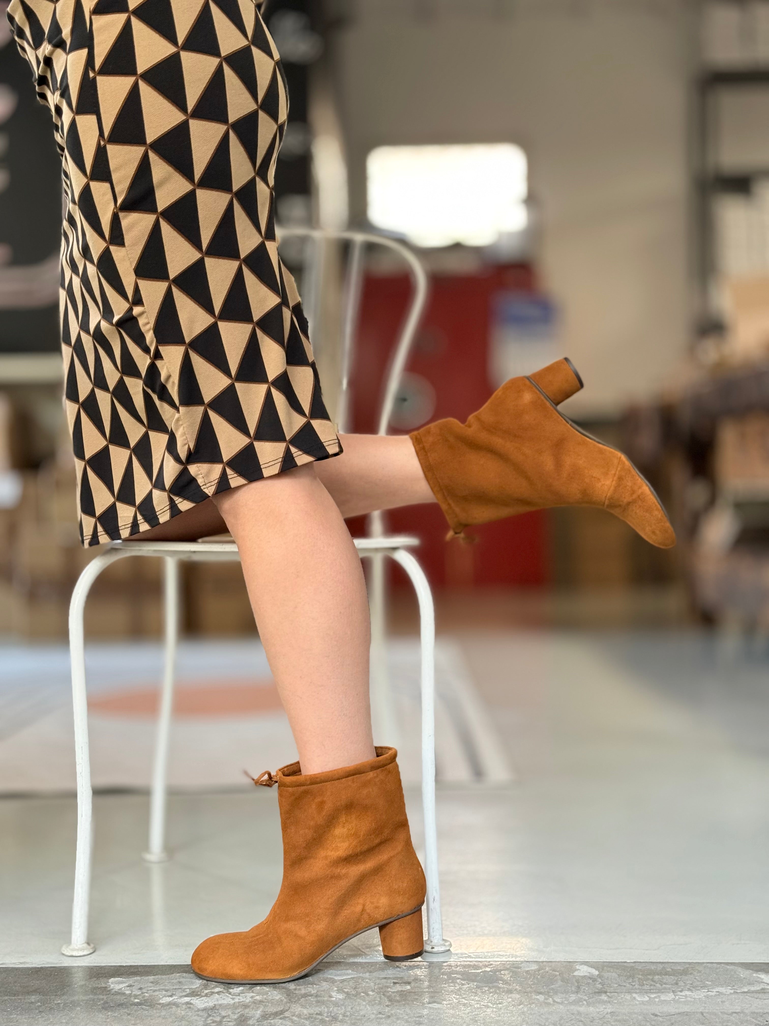 Image of Tata Cuoio tronchetto in camoscio tacco 4.5 artigianale