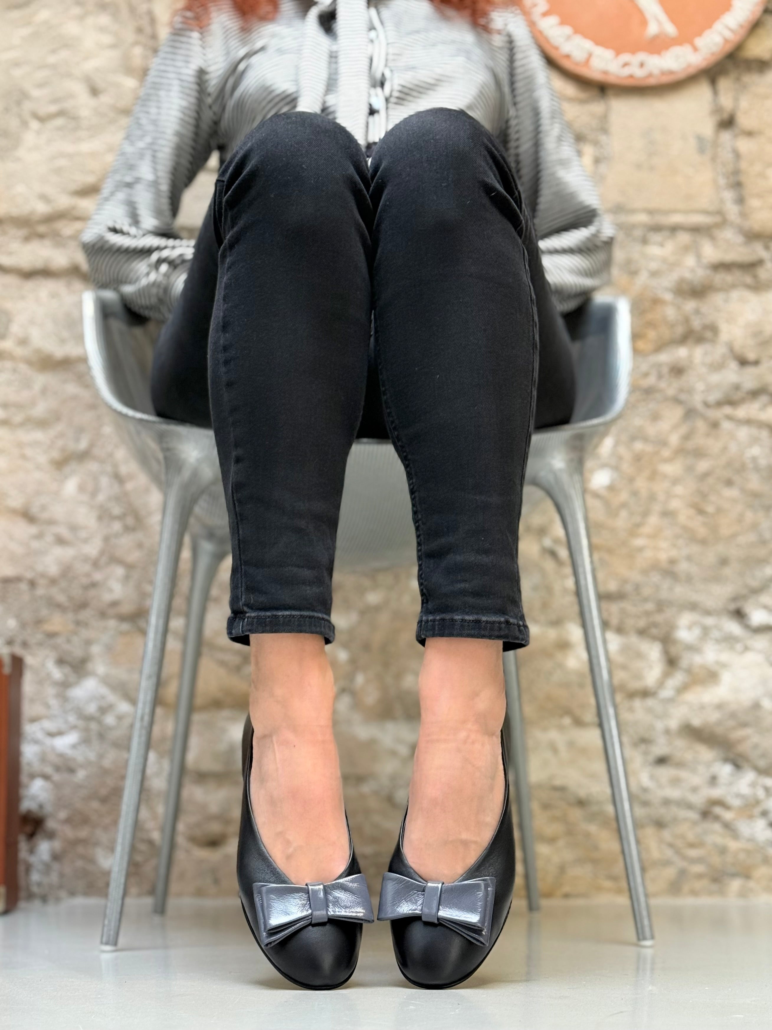 Image of Frack Black ballerina a sacchetto in nappa nera lavorazione artigianale marchigiana