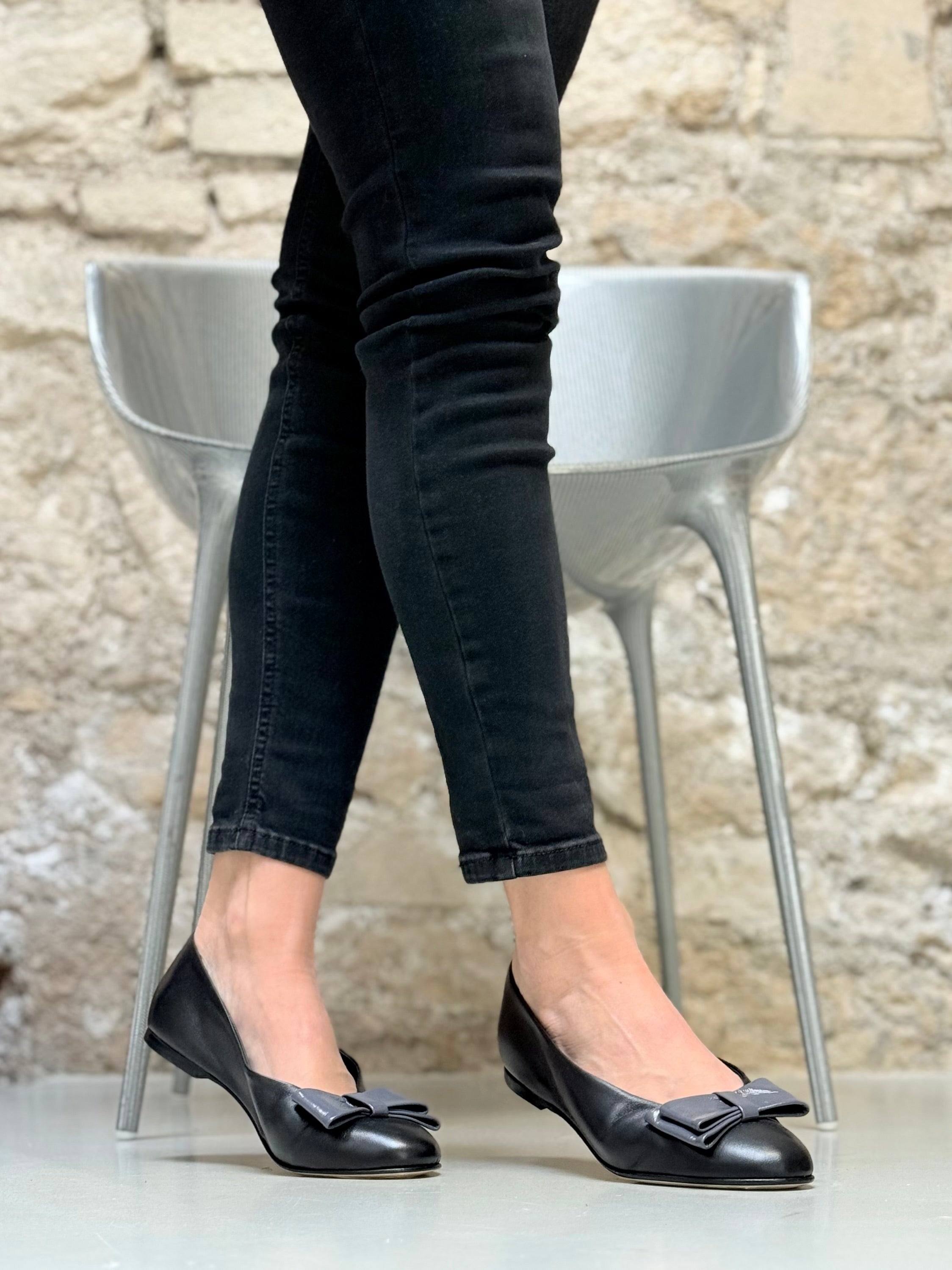 Image of Frack Black ballerina a sacchetto in nappa nera lavorazione artigianale marchigiana