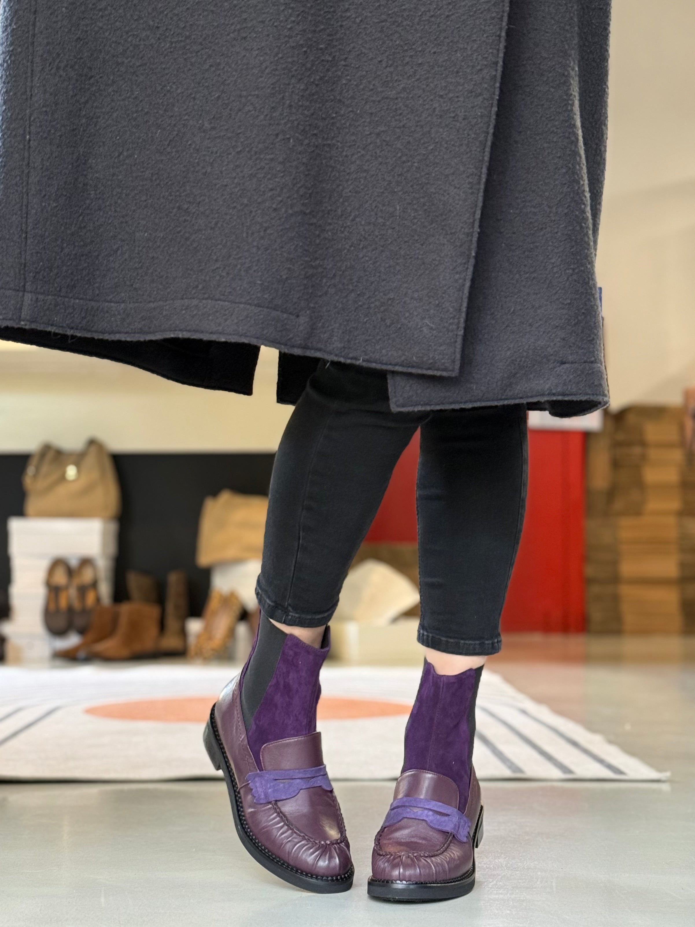 Image of Banksy Purple stivaletto beatles in nappa prugna e camoscio viola artigianale marchigiana