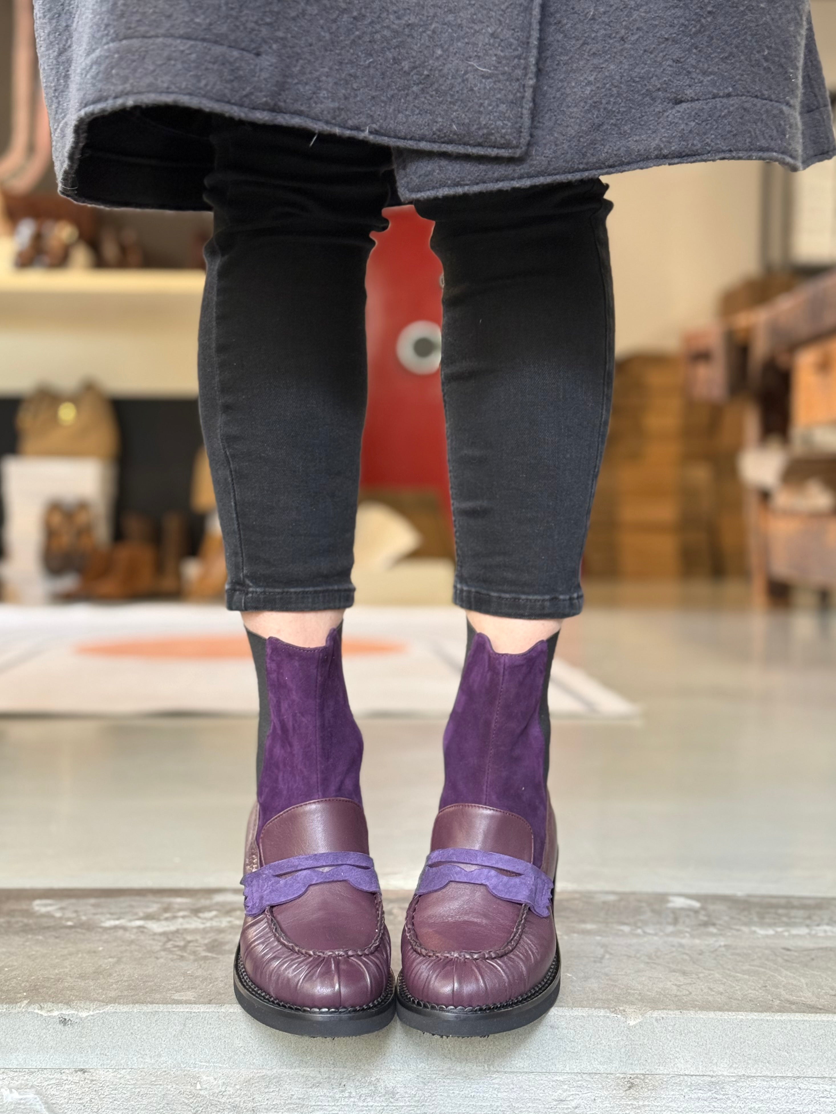 Image of Banksy Purple stivaletto beatles in nappa prugna e camoscio viola artigianale marchigiana