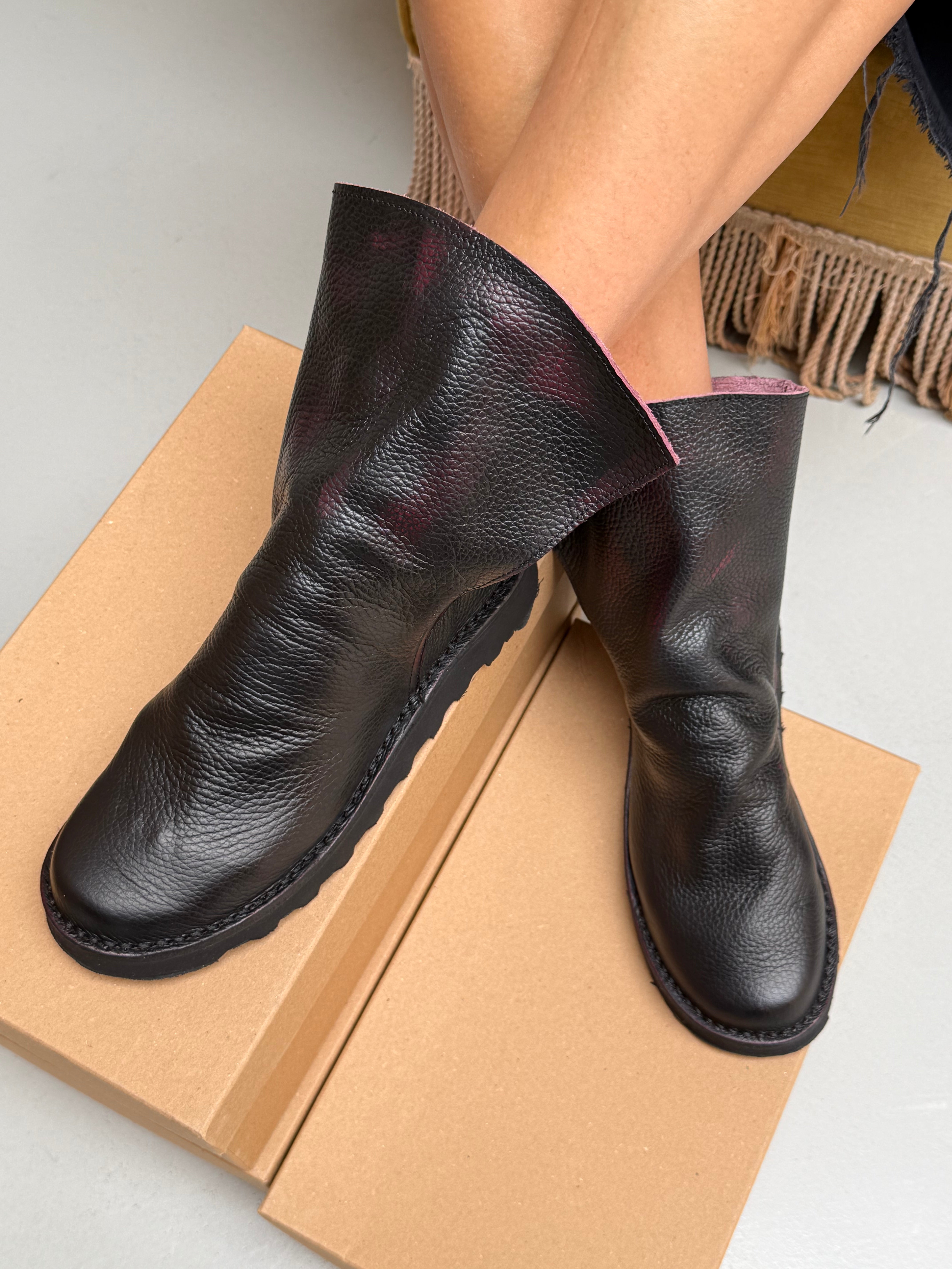 Image of Dobby Bord Asp stivaletto in pelle bordeaux stile peterpan artigianale toscano
