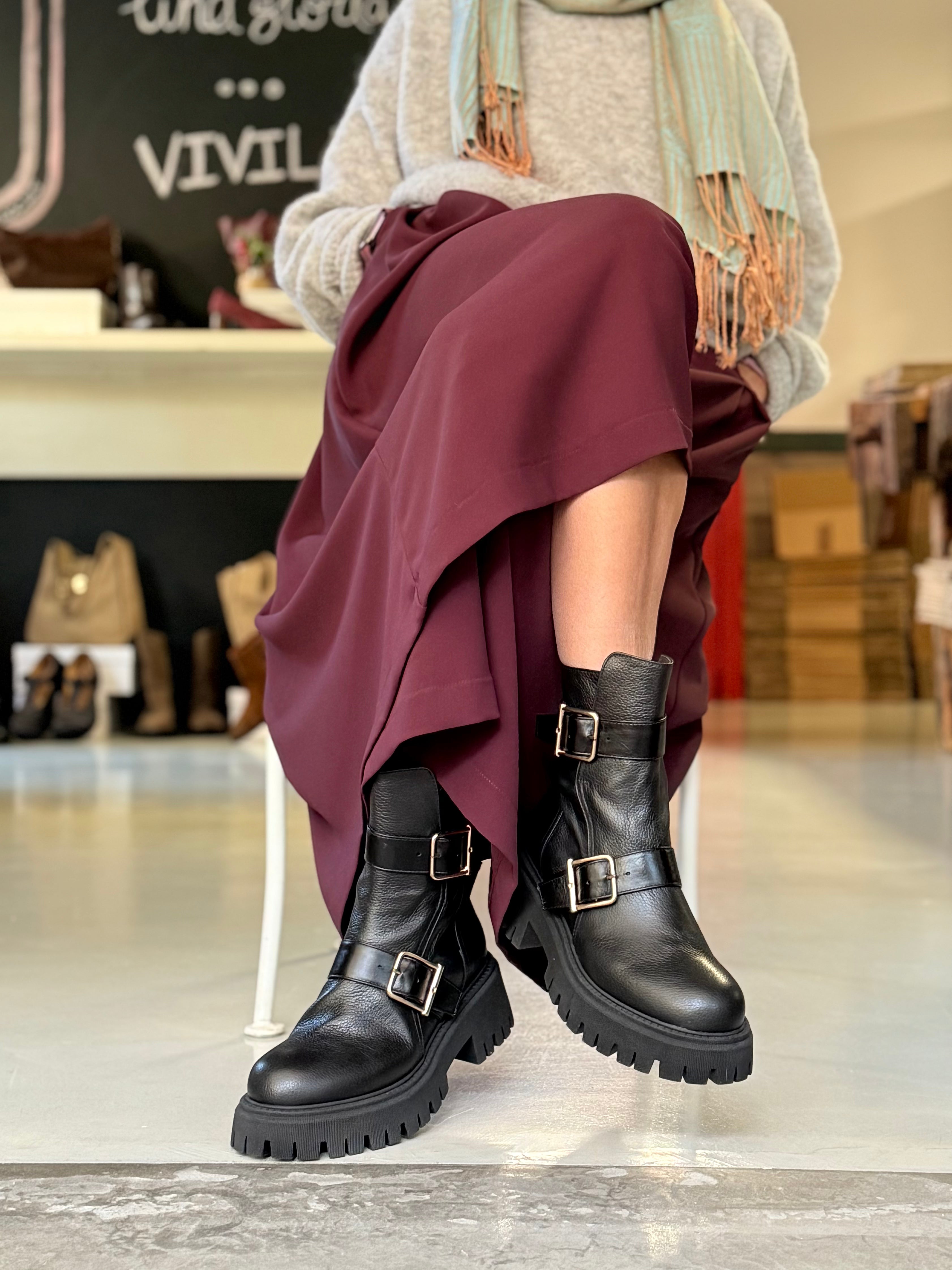 Image of Cobain stivaletto in pelle nera con doppia fibbia artigianale marchigiano