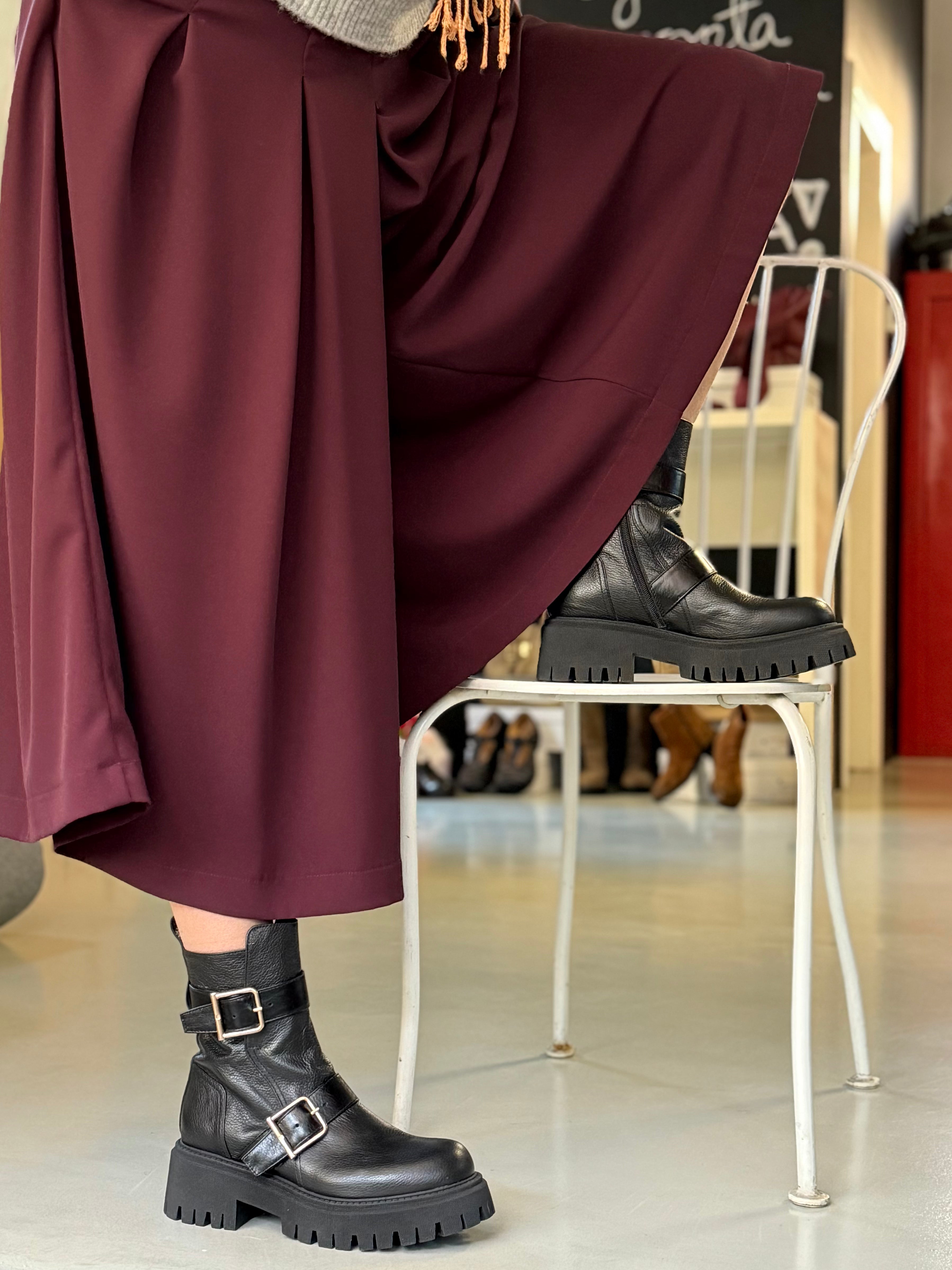 Image of Cobain stivaletto in pelle nera con doppia fibbia artigianale marchigiano