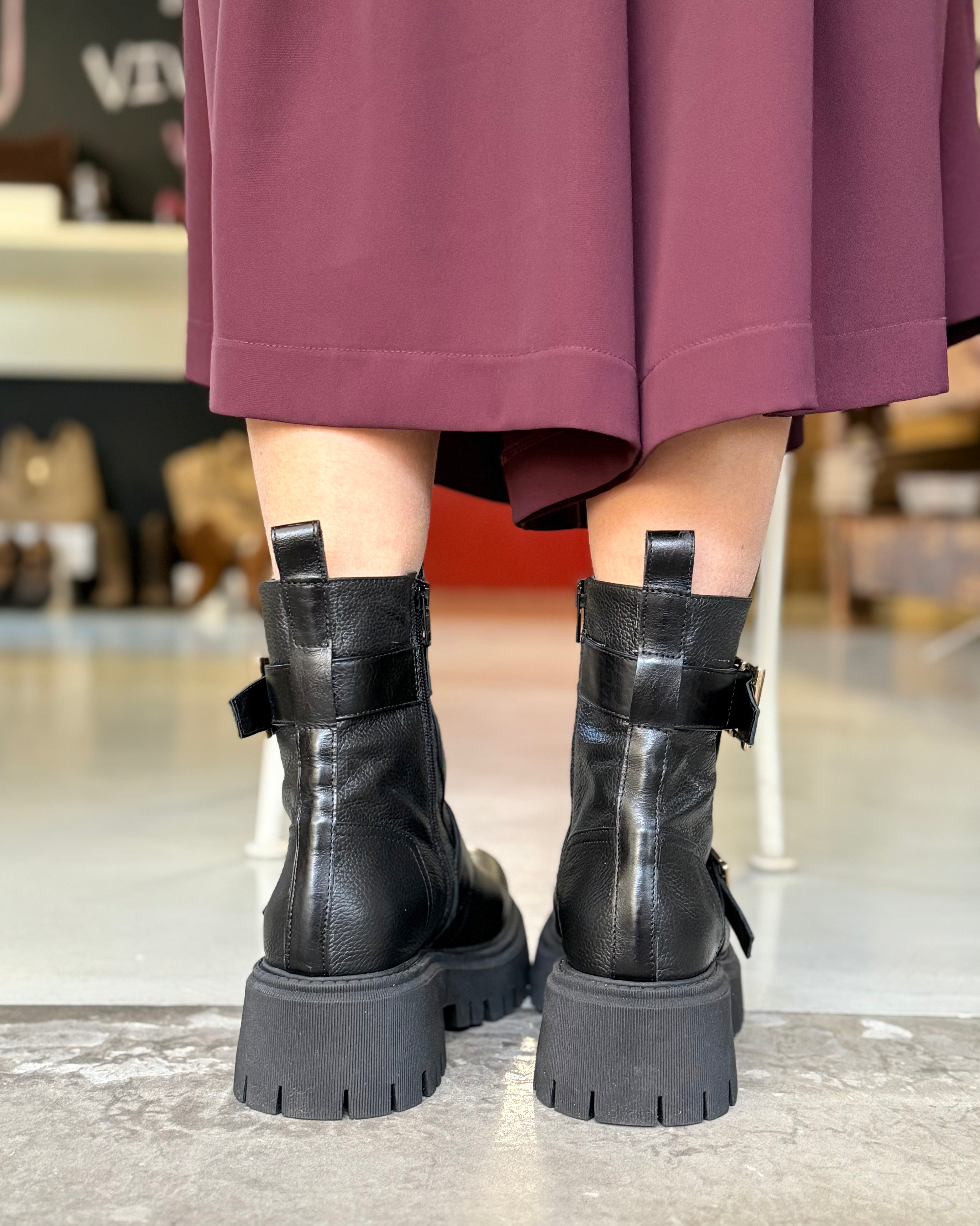 Image of Cobain stivaletto in pelle nera con doppia fibbia artigianale marchigiano