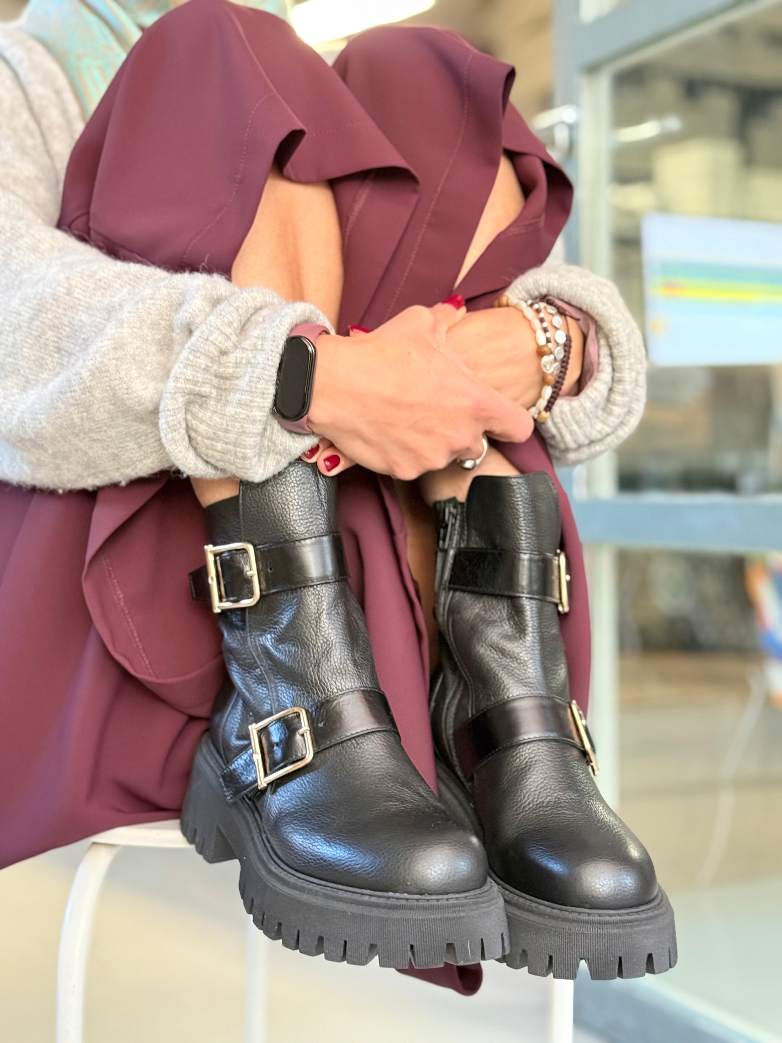 Image of Cobain stivaletto in pelle nera con doppia fibbia artigianale marchigiano