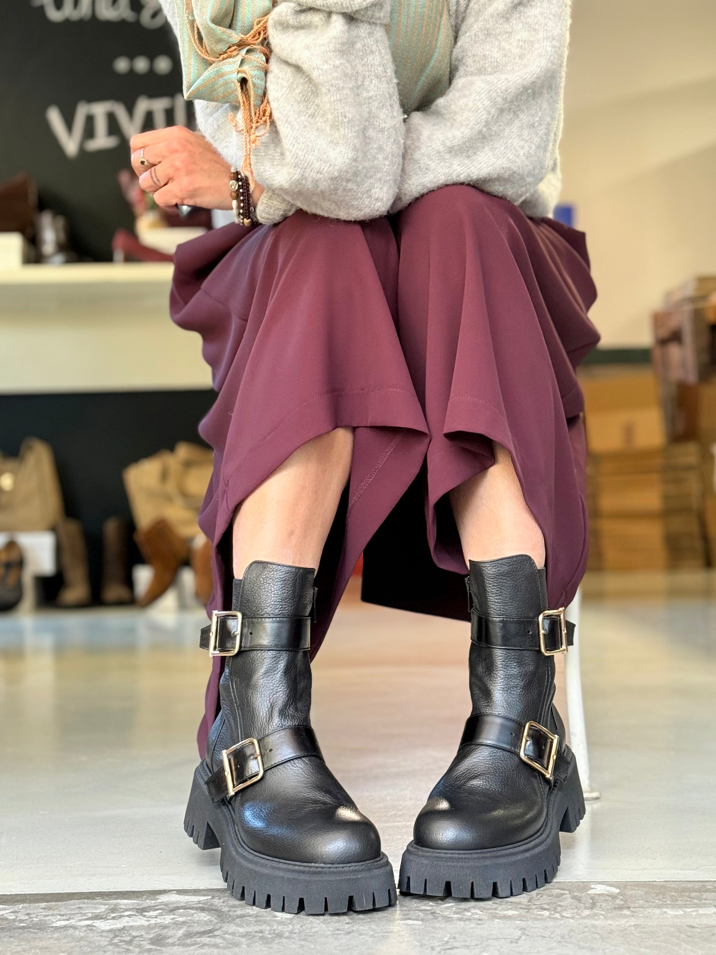 Image of Cobain stivaletto in pelle nera con doppia fibbia artigianale marchigiano