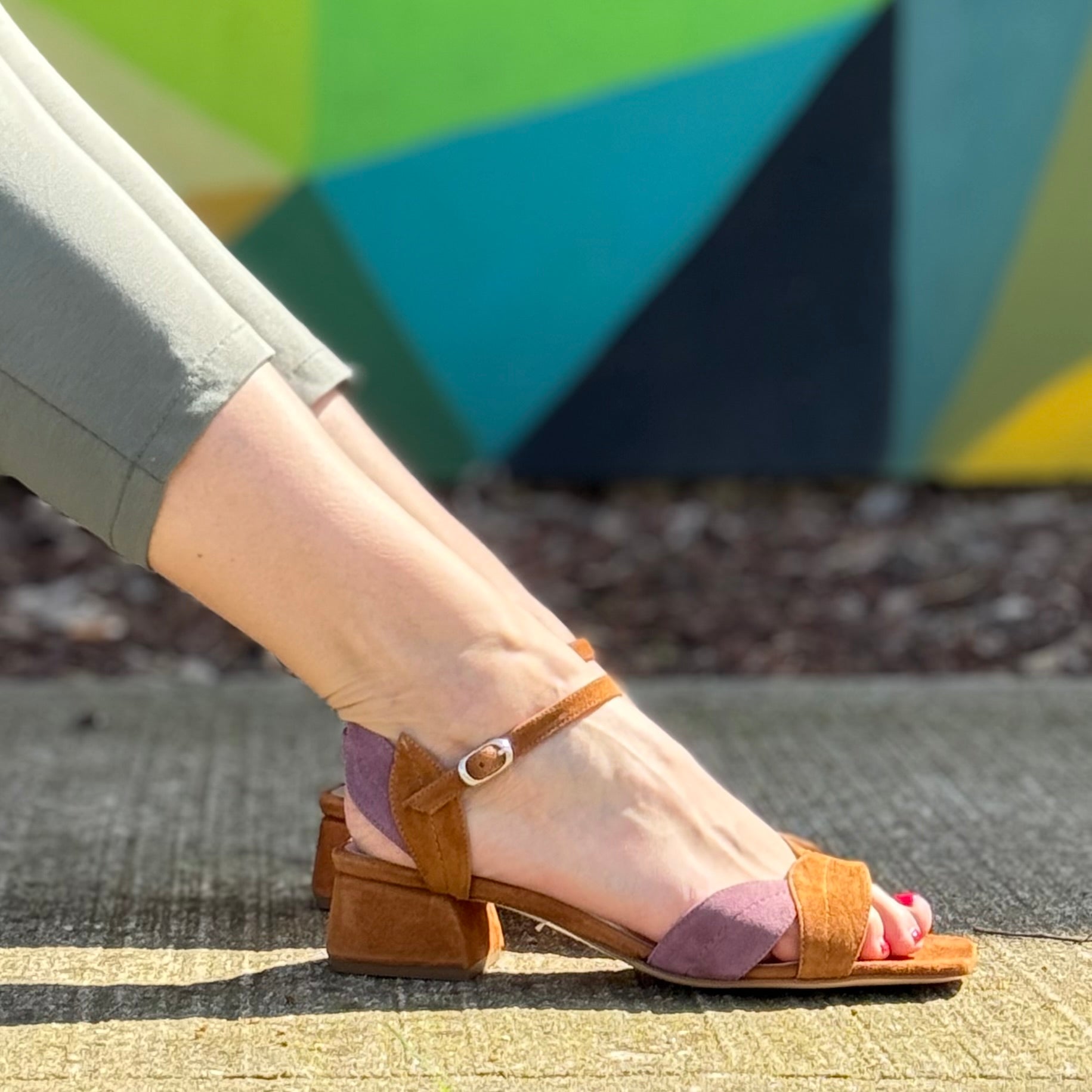 Image of Poseidon Caramel sandalo con tacco 4 cm. in camoscio marrone e viole artigianale Toscano