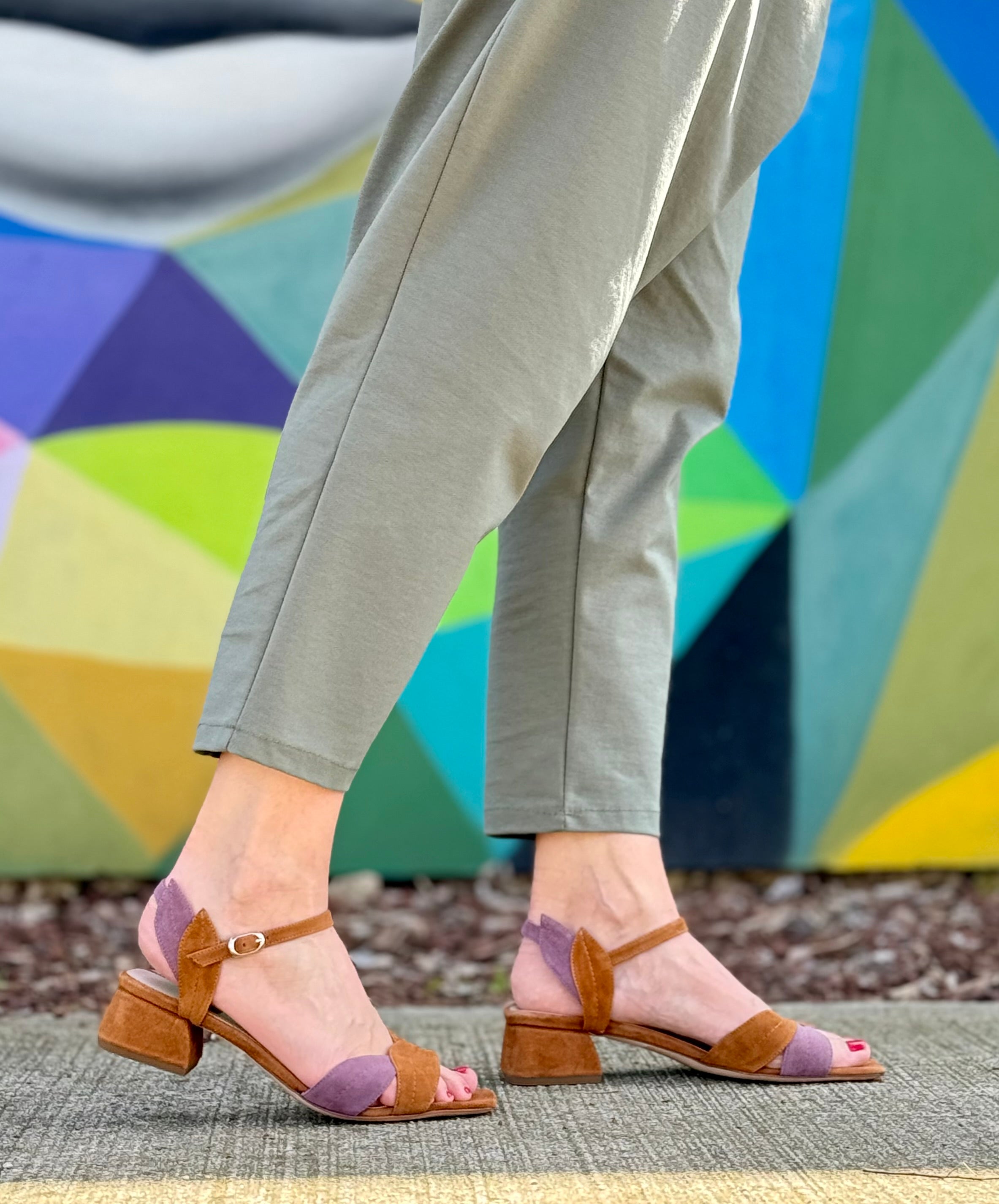 Image of Poseidon Caramel sandalo con tacco 4 cm. in camoscio marrone e viole artigianale Toscano