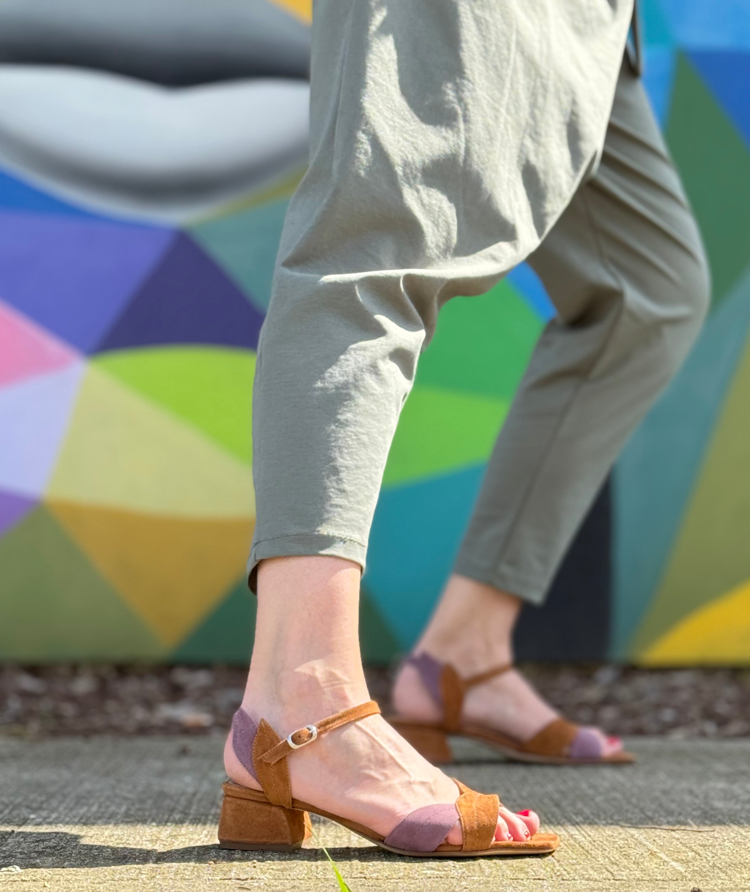 Image of Poseidon Caramel sandalo con tacco 4 cm. in camoscio marrone e viole artigianale Toscano