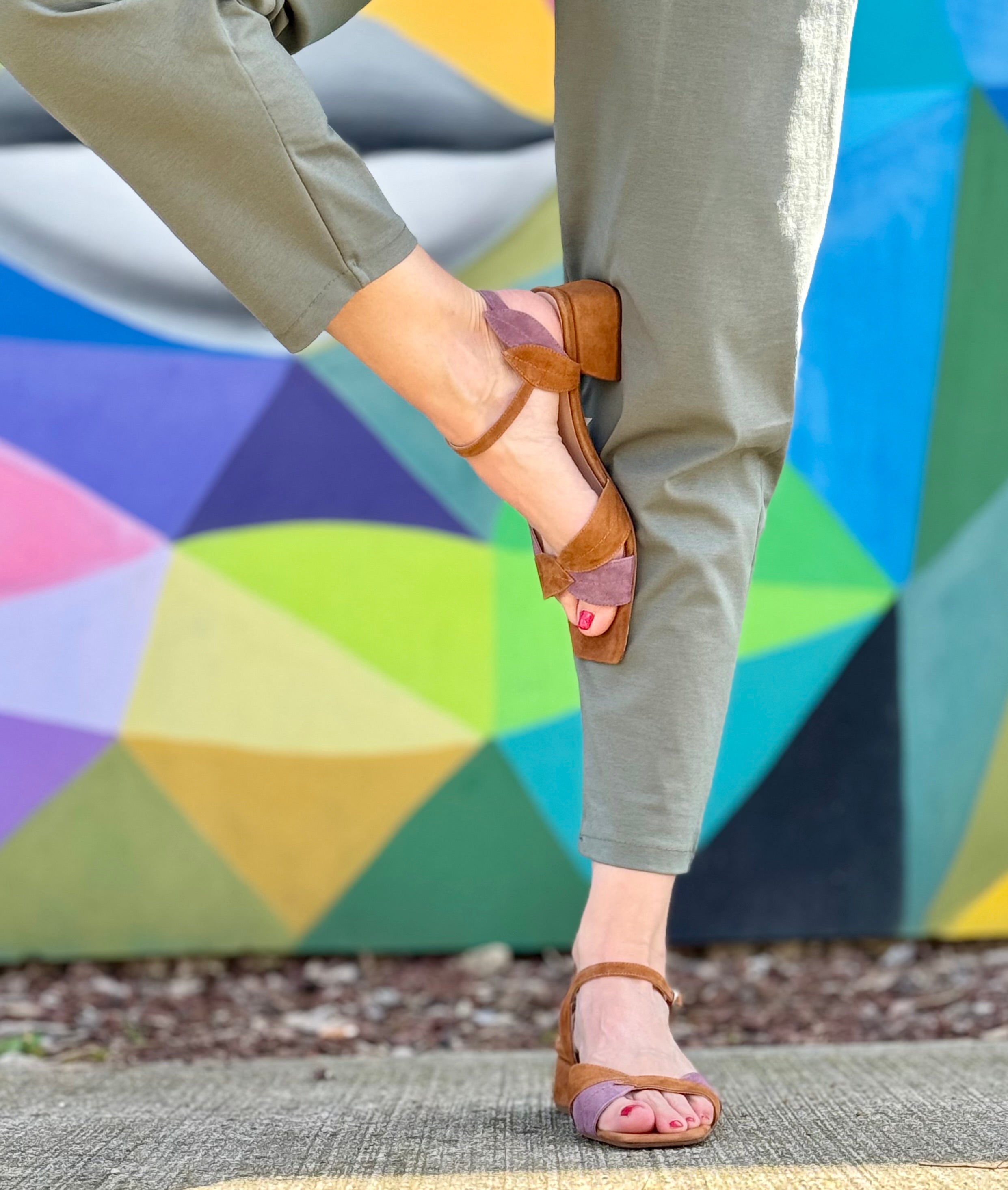 Image of Poseidon Caramel sandalo con tacco 4 cm. in camoscio marrone e viole artigianale Toscano