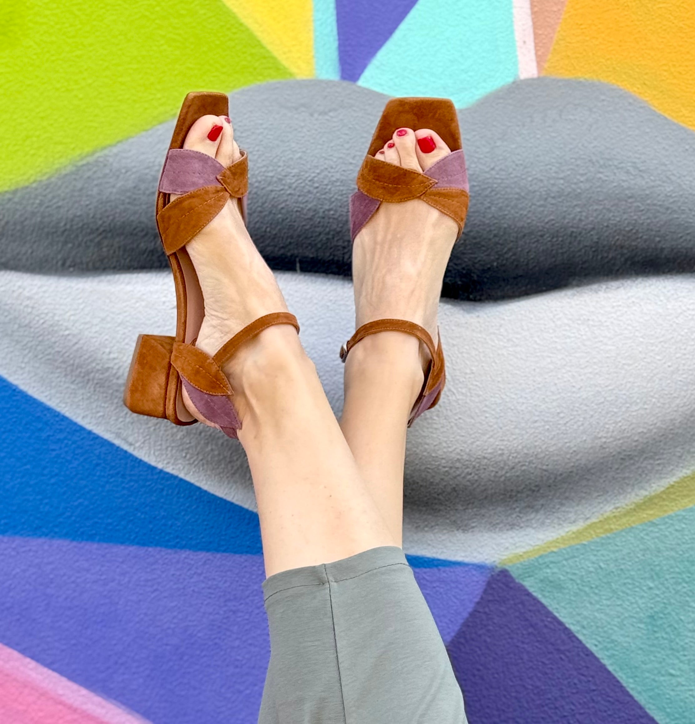 Image of Poseidon Caramel sandalo con tacco 4 cm. in camoscio marrone e viole artigianale Toscano