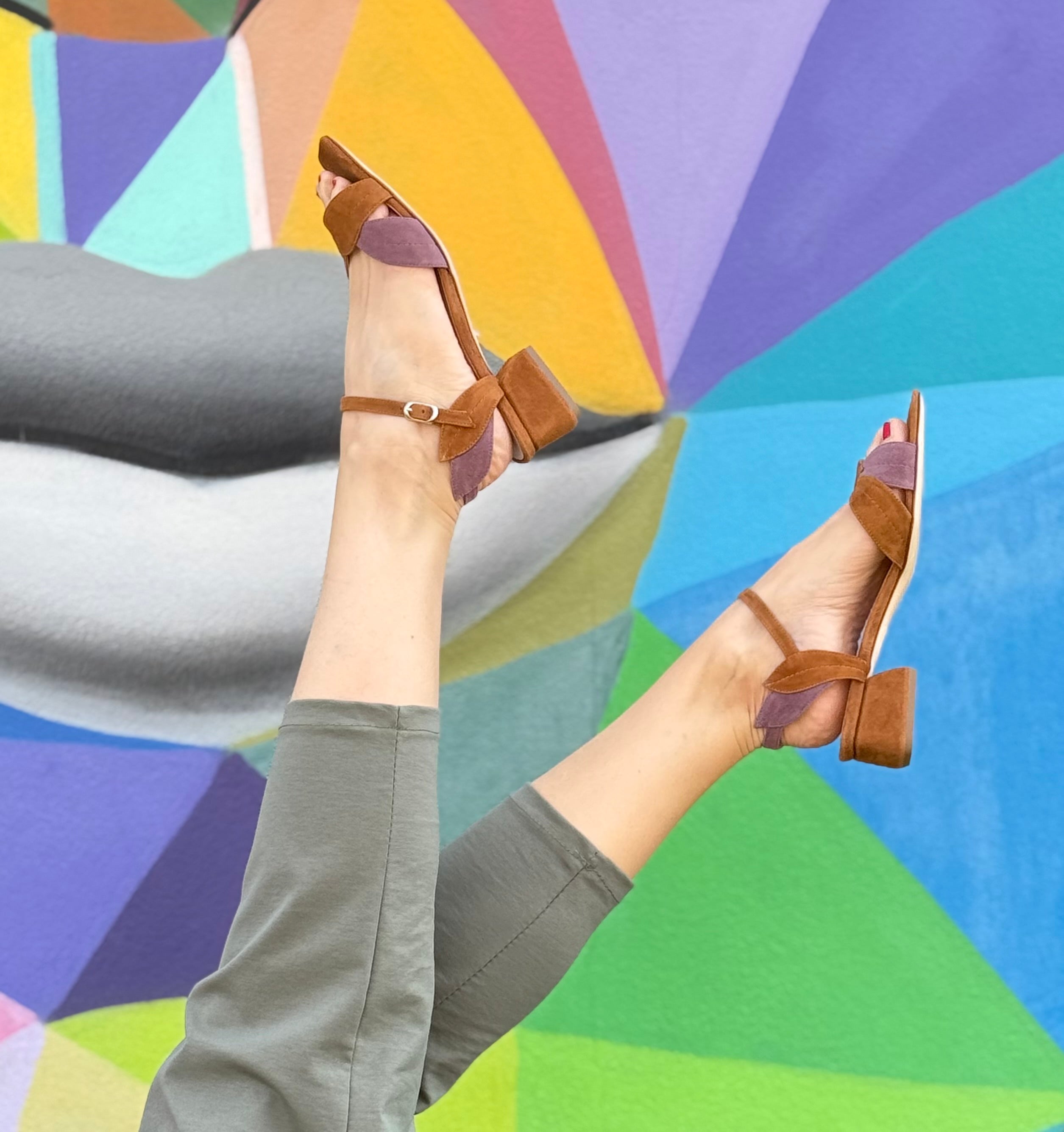 Image of Poseidon Caramel sandalo con tacco 4 cm. in camoscio marrone e viole artigianale Toscano