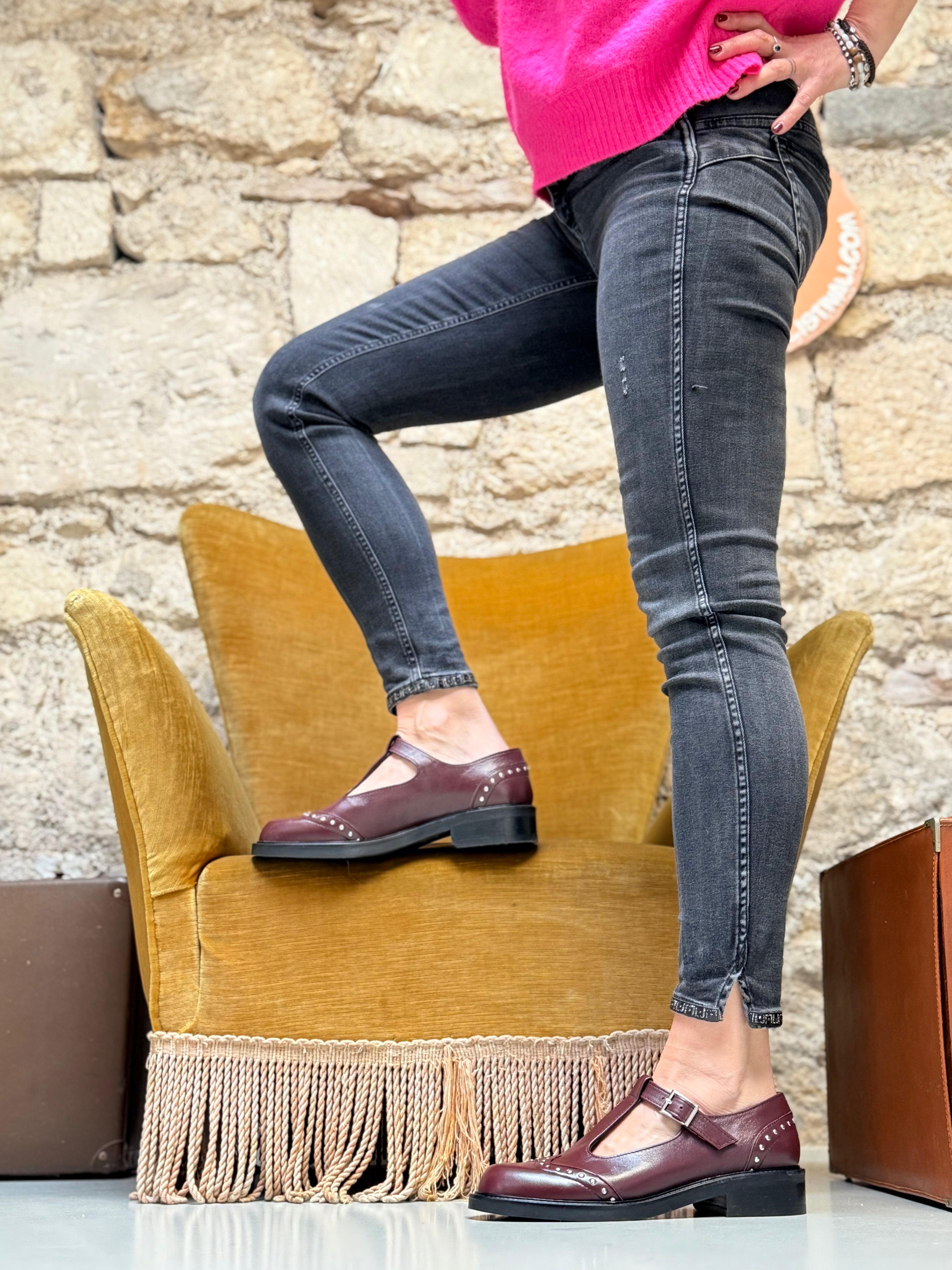 Image of Totoro Wine scarpina bassa in pelle T-bar tacco 3cm artigianale toscana