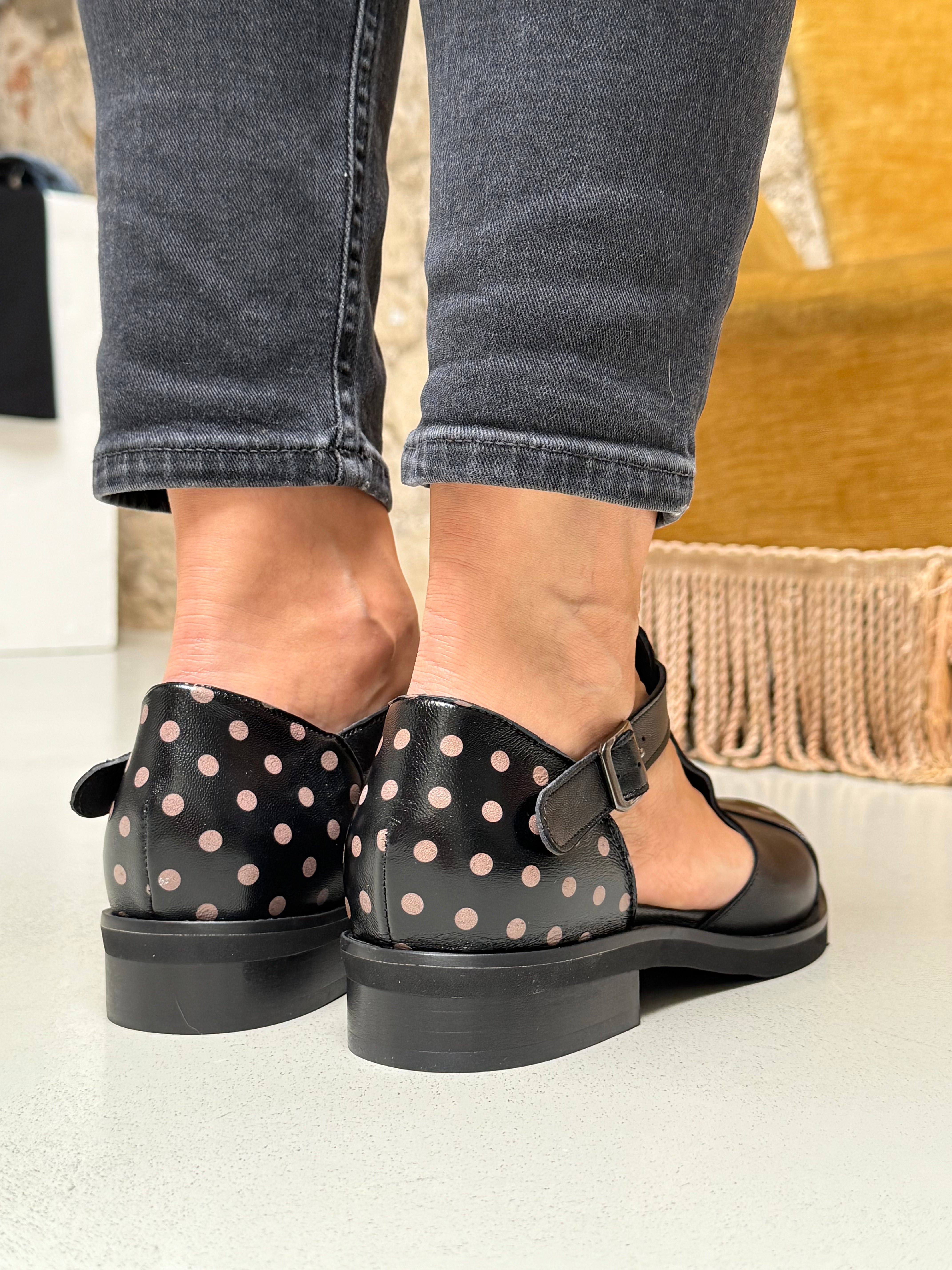 Image of Ciopa Pois scarpa bassa in nappa nera con pois beige artigianale marchigiana